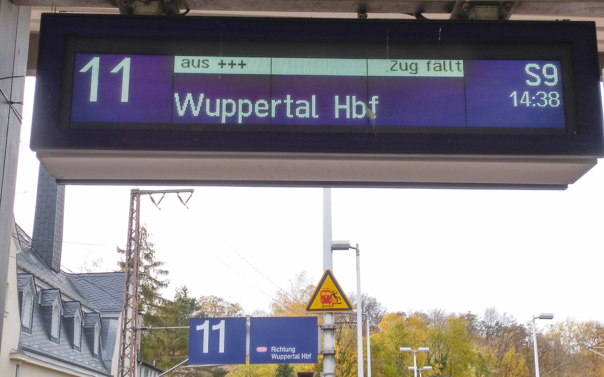  Der Bahnhof in Vohwinkel. In Richtung Düsseldorf fährt im Sommer kein Zug. 