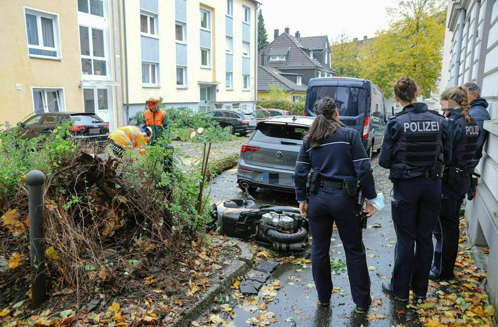  Sturm-Einsatz von Feuerwehr und Polizei im Oktober 2021 in Wuppertal. 