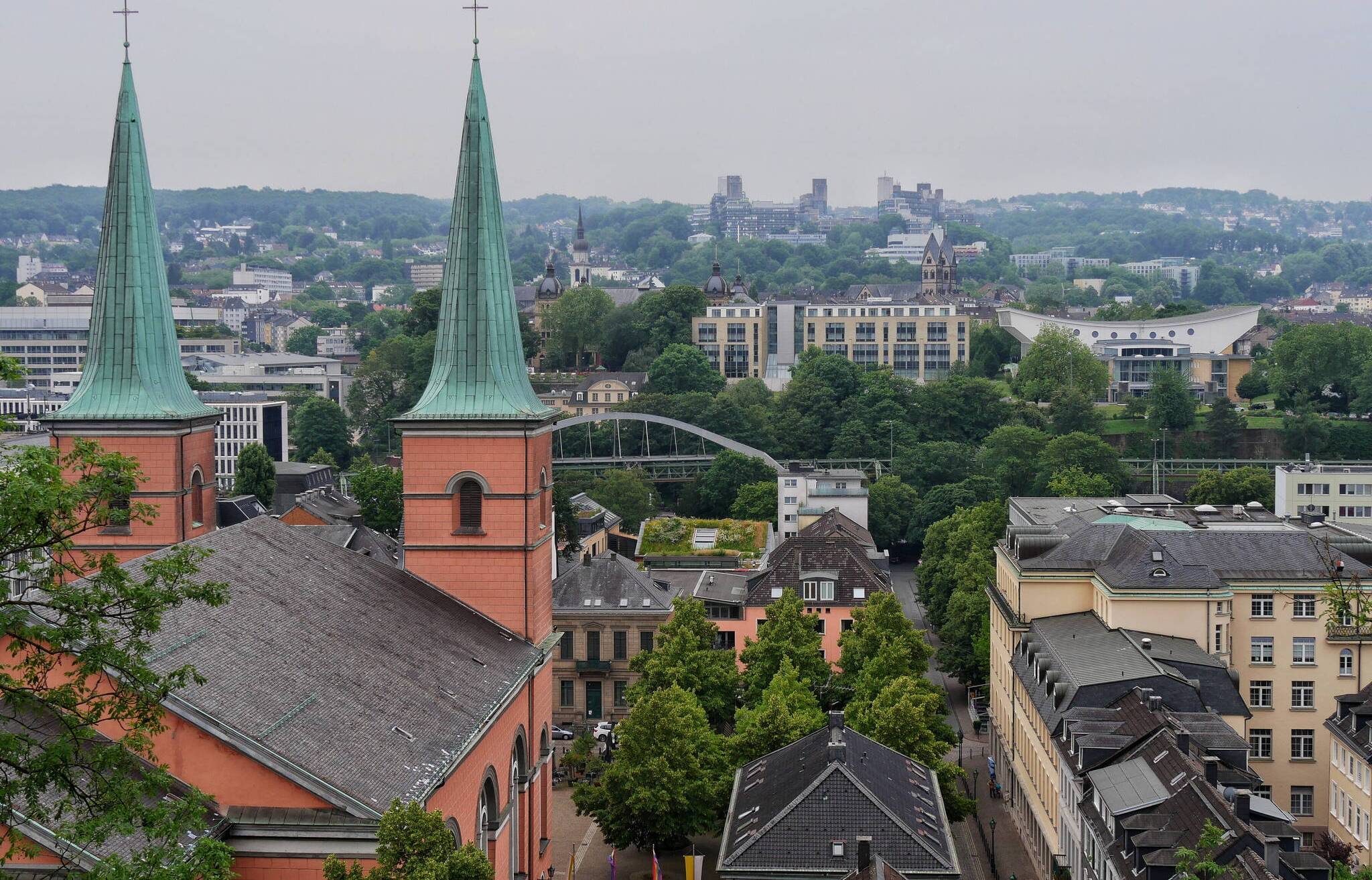  in Wuppertal – links die Basilika minor St. Laurentius in Elberfeld – regt sich schon länger Protest gegen die Führungsebene im Kölner Erzbistum. 