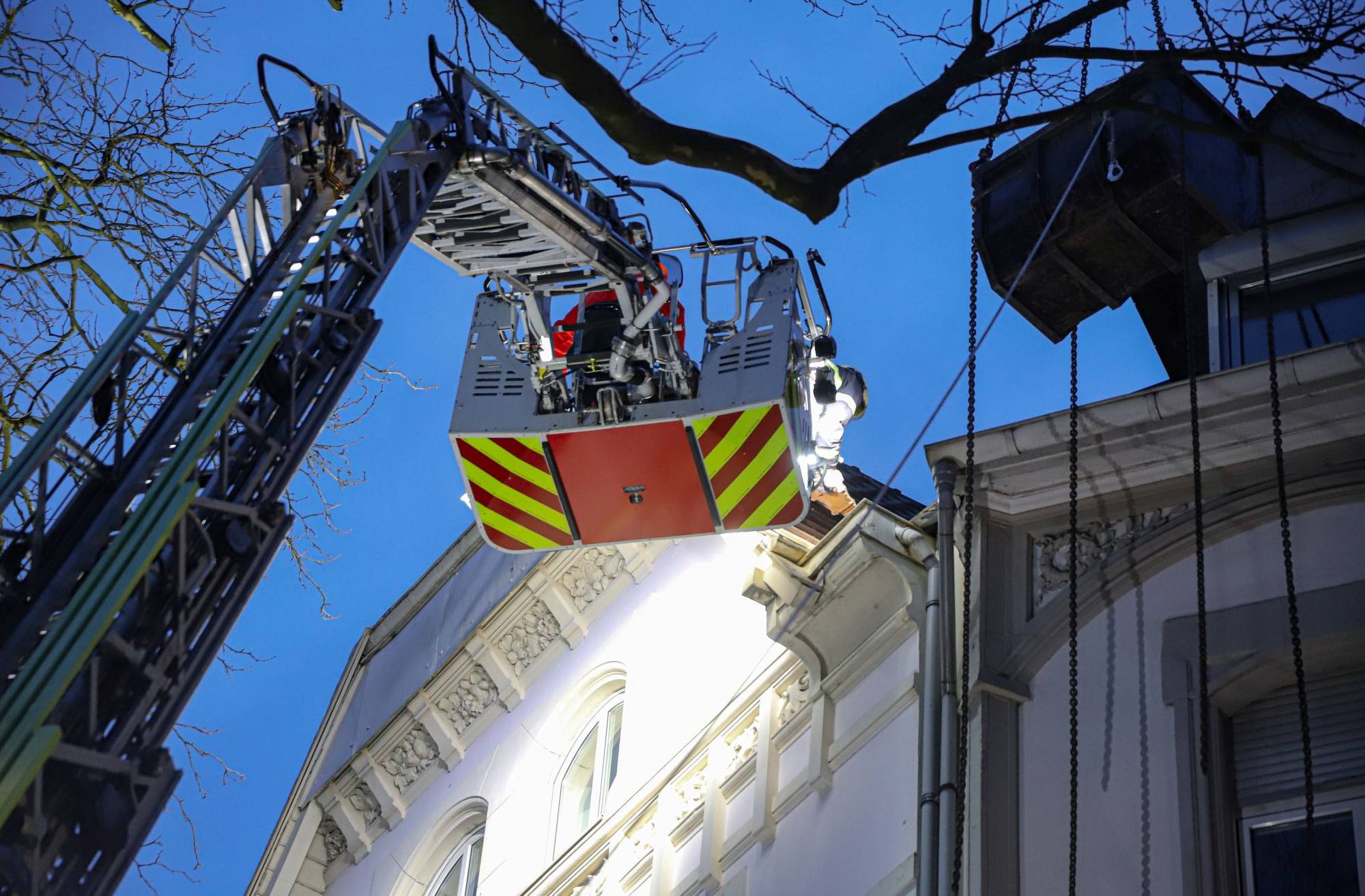 Sturm: Feuerwehr sichert Dach mit Kran