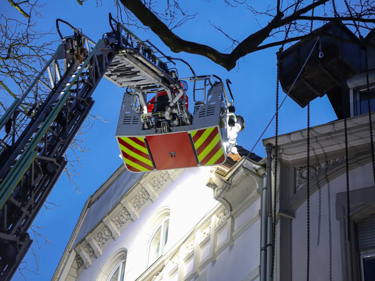Sturm: Feuerwehr sichert Dach mit Kran
