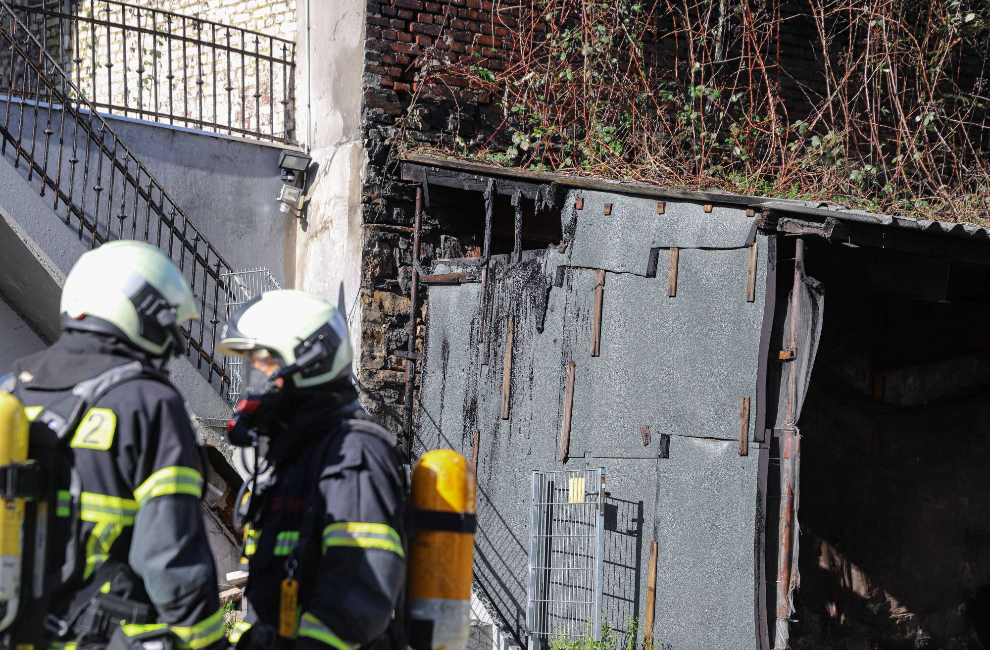 Wuppertaler Feuerwehr löscht Brand in Carport
