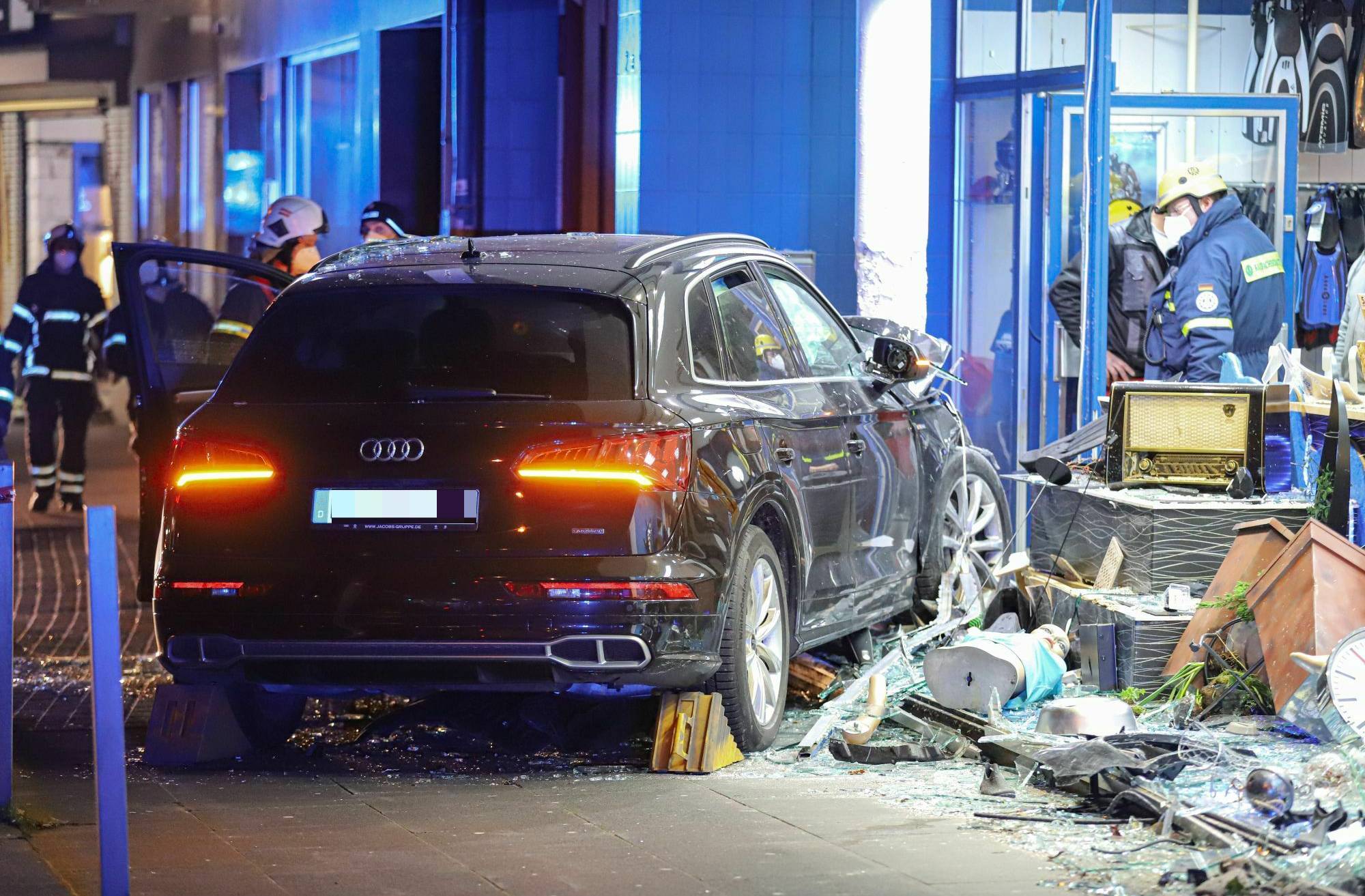 Schwerer Unfall in Wuppertal: Audi kracht in Geschäft