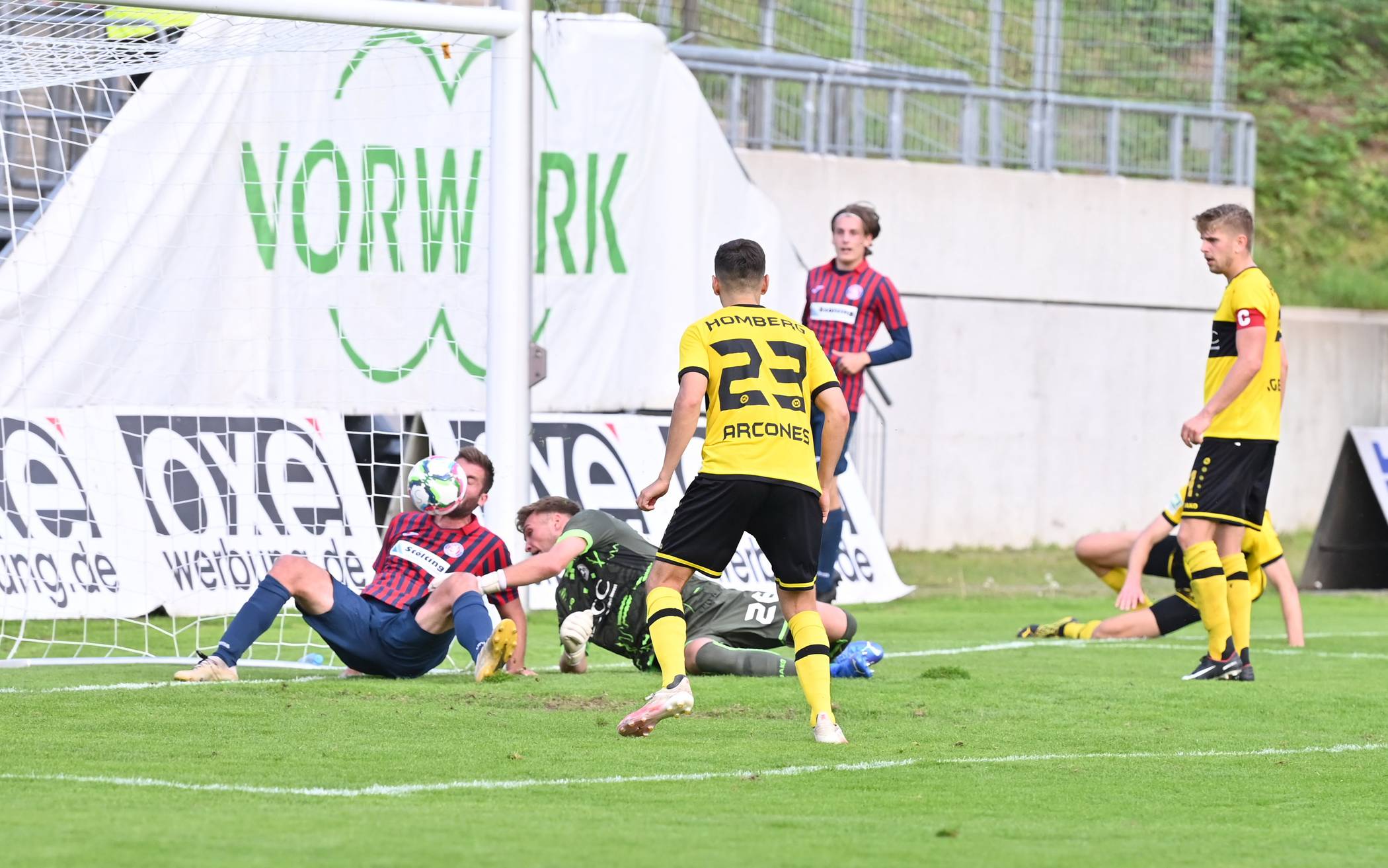  Der WSV gewann das Hinspiel gegen Homberg 3:1. EInen Treffer erzielte Roman Königs im Sitzen. 