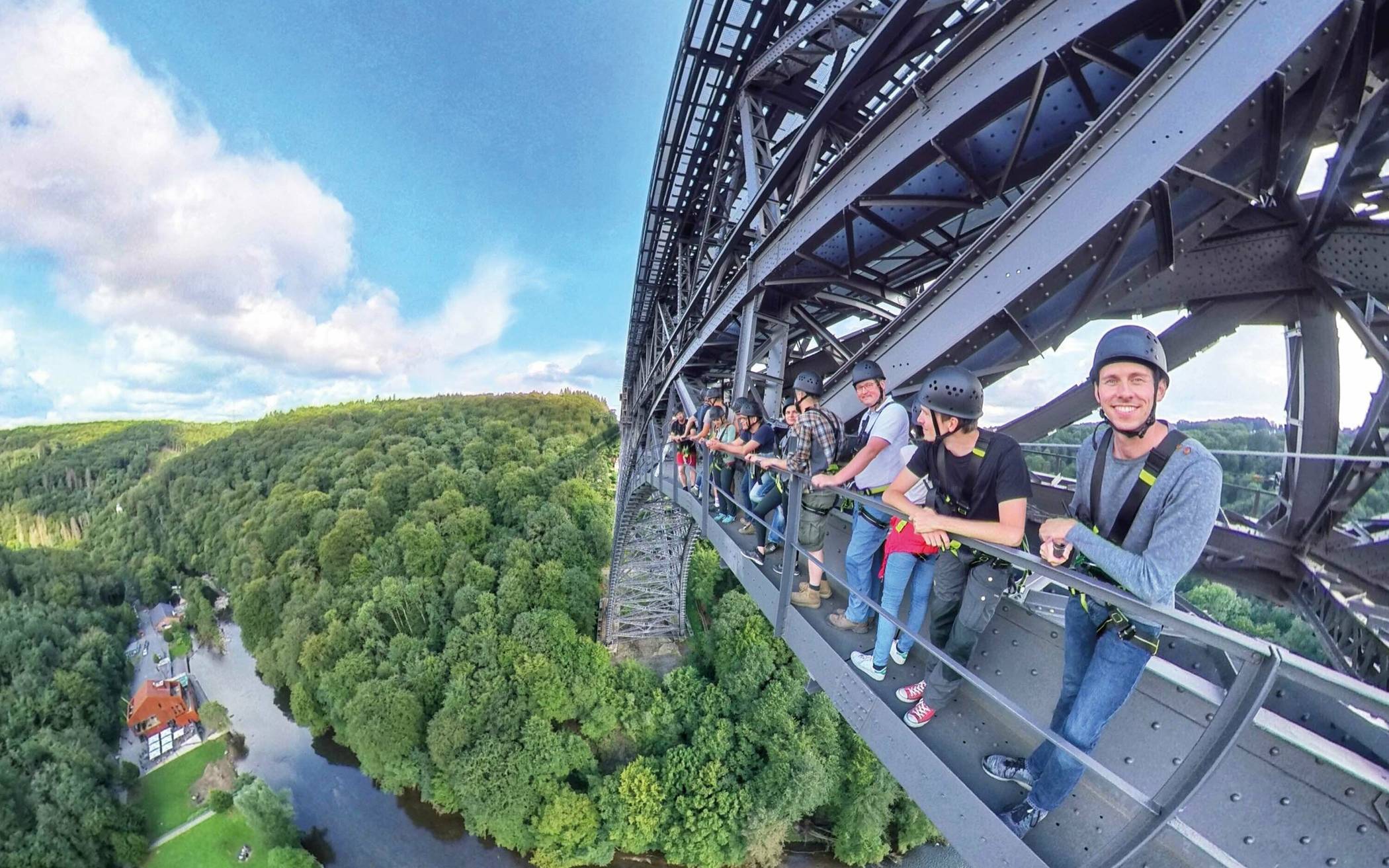 Mit diesem spektakulären Blick aus 107 Metern Höhe werden alle belohnt, die den Brücken-Aufstieg huinter sich gebracht haben. 