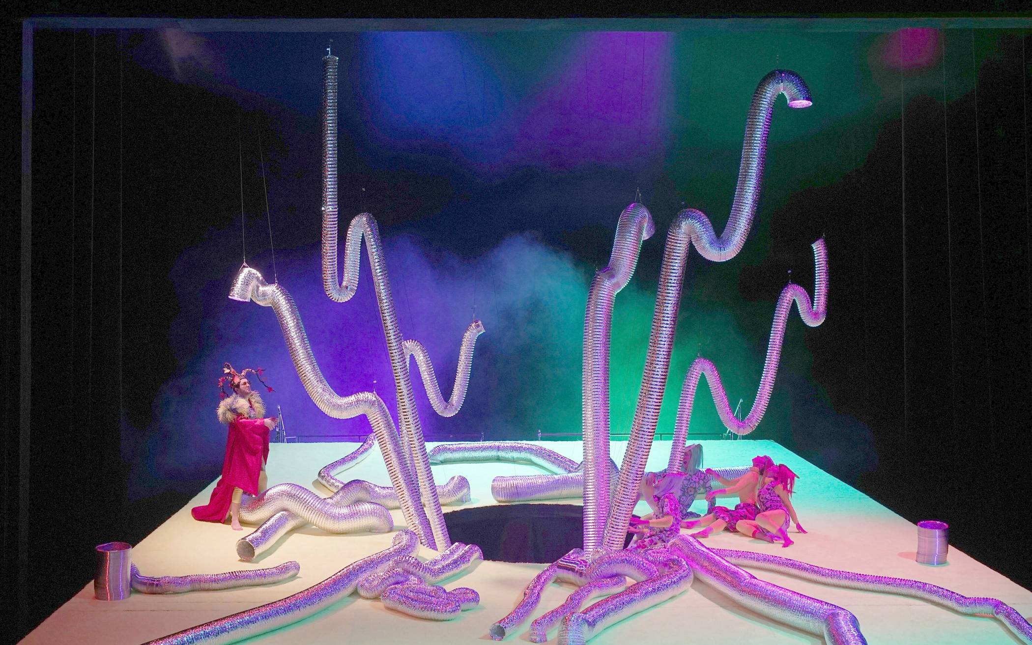  Was sich Ria Papadopoulou mit einem Gewimmel von silberglänzenden Schläuchen als Wuppertaler „Sommernachtstraum“-Bühnenbild ausgedacht hat, darf man getrost ein Meisterstück nennen.  