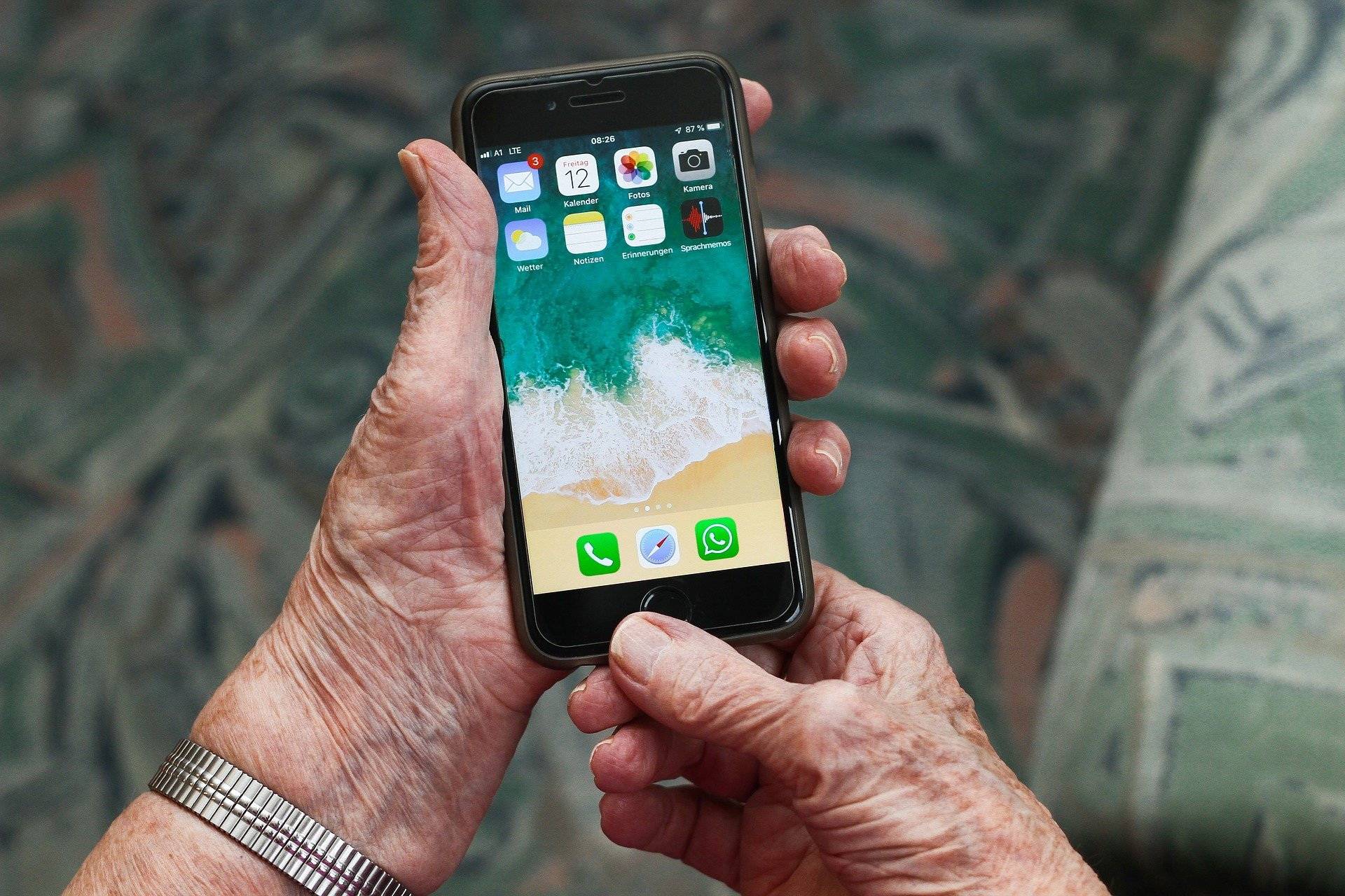  Nicht alle Seniorinnen und Senioren kommen mit Smartphones klar. 