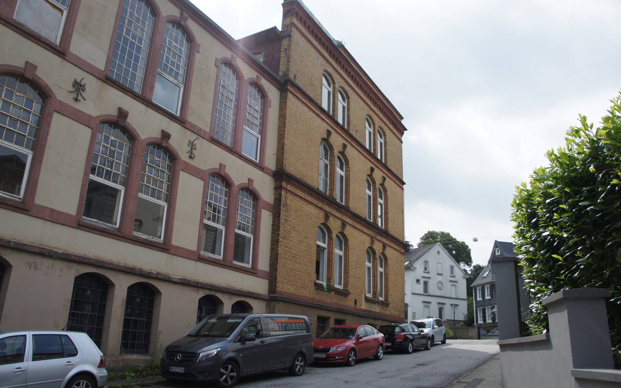 Alb. &amp; E. Henkels, Haupt- u. Nebengebäude (links), Haus der unverheirateten...