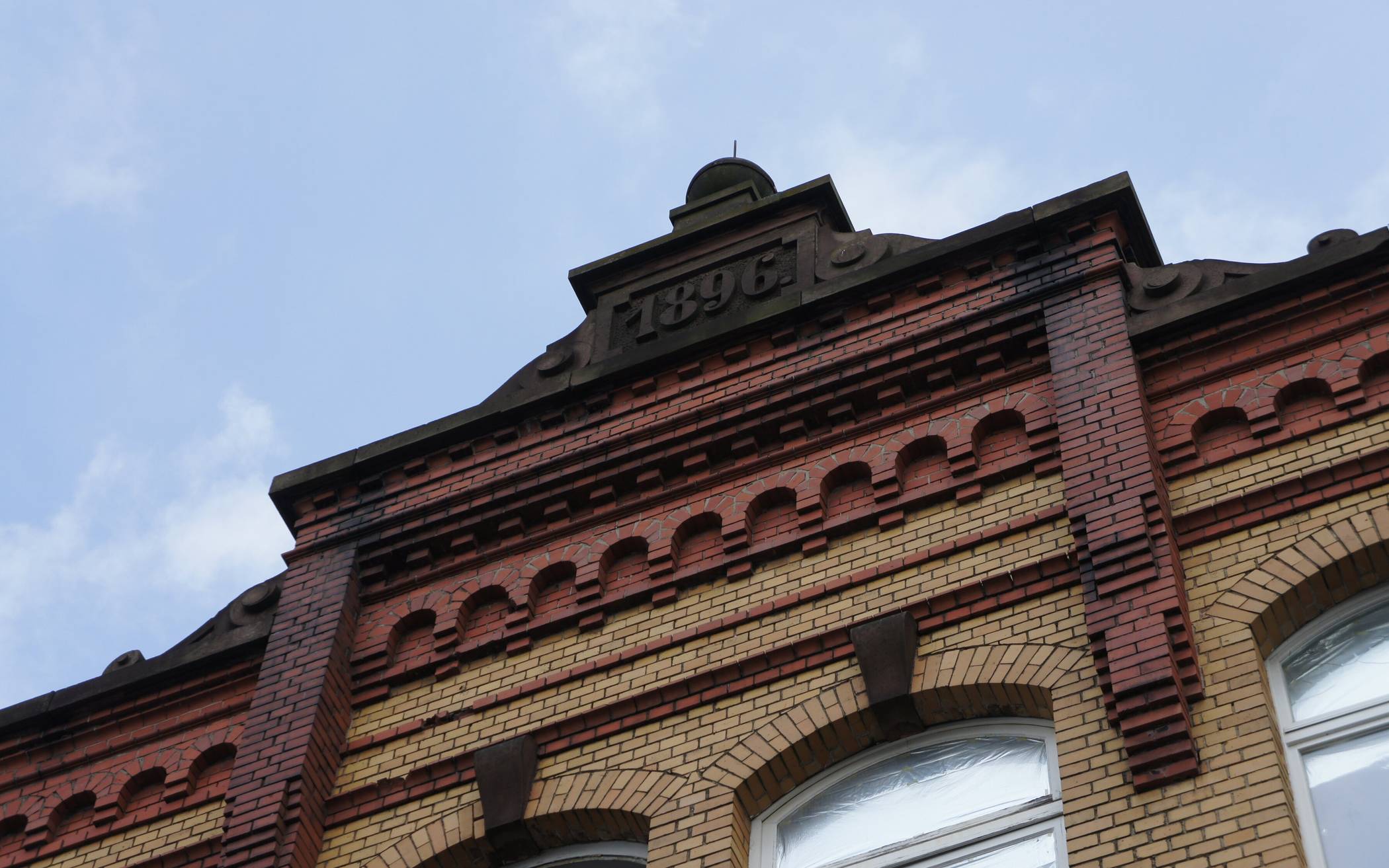 Alb. &amp; E. Henkels, Ziergiebel am...