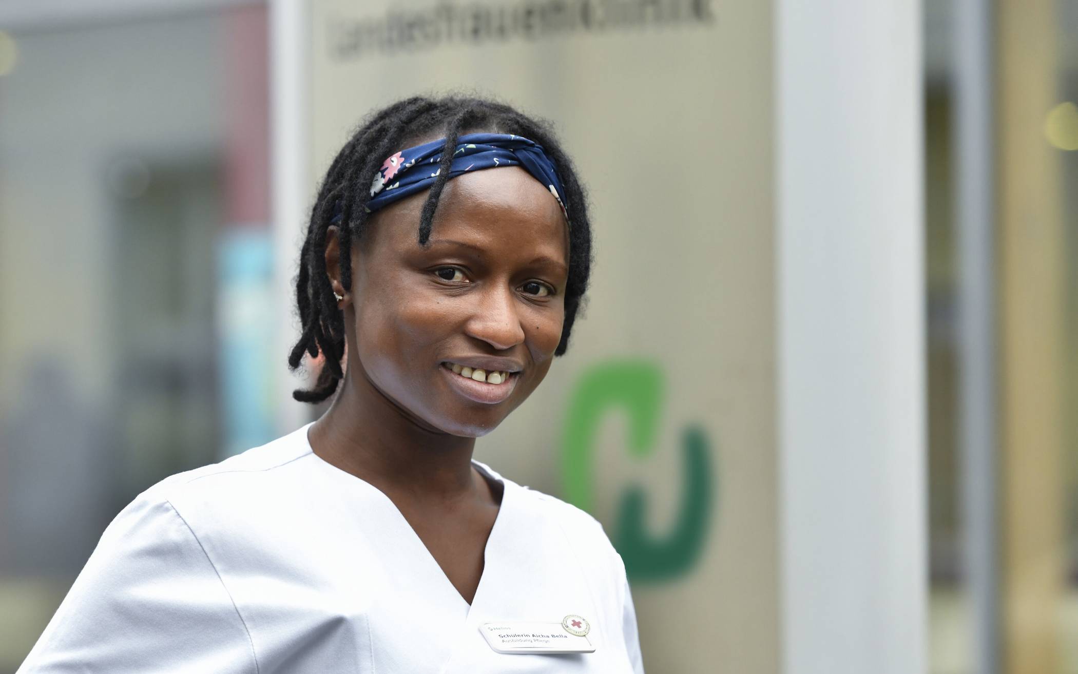 Aicha Bella wird Pflegefachfrau bei der DRK-Schwesternschaft am Helios Klinikum