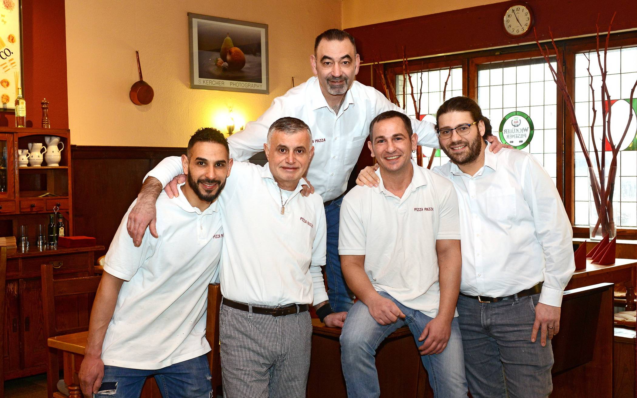  50 Jahre feiert die Italien-Legende „Pizza Pazza“ an der Gathe. Hier Inhaber Salvatore Pepe (oben) zusammen mit seinem Team.  