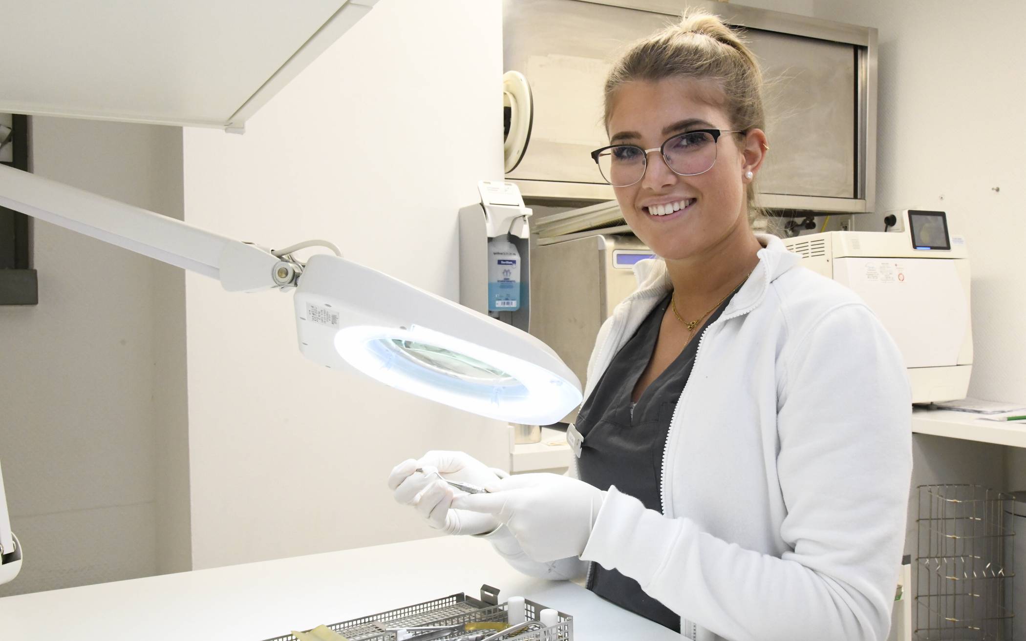   Lisa Sedivi (18) arbeitet als Auszubildende in der Praxis von Zahnarzt Dr. Erhard.  
