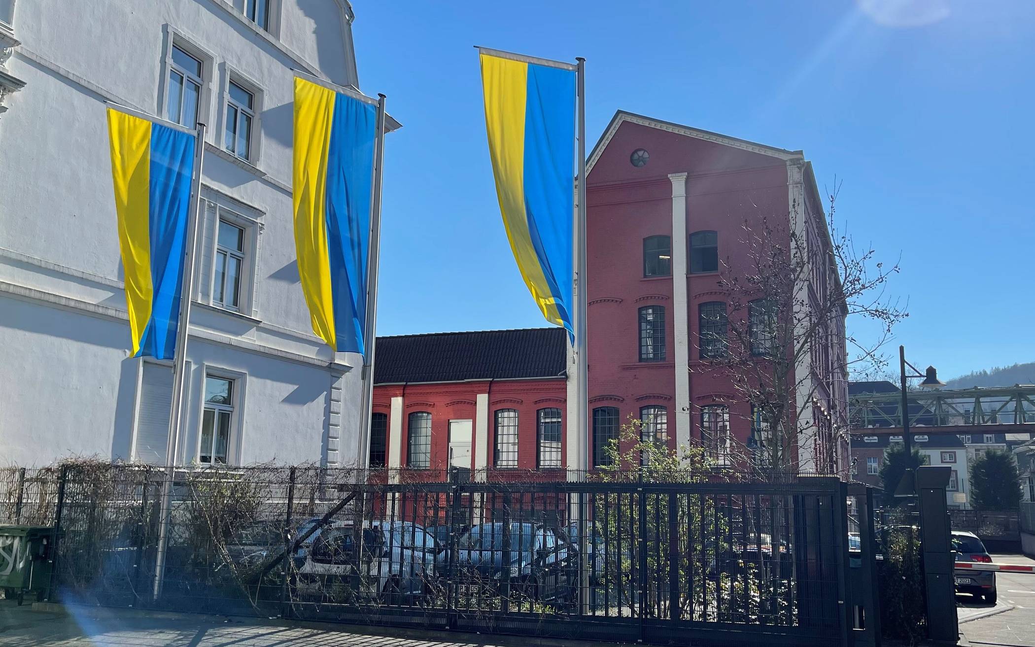  Die Flaggen an der Hünefeldstraße. 
