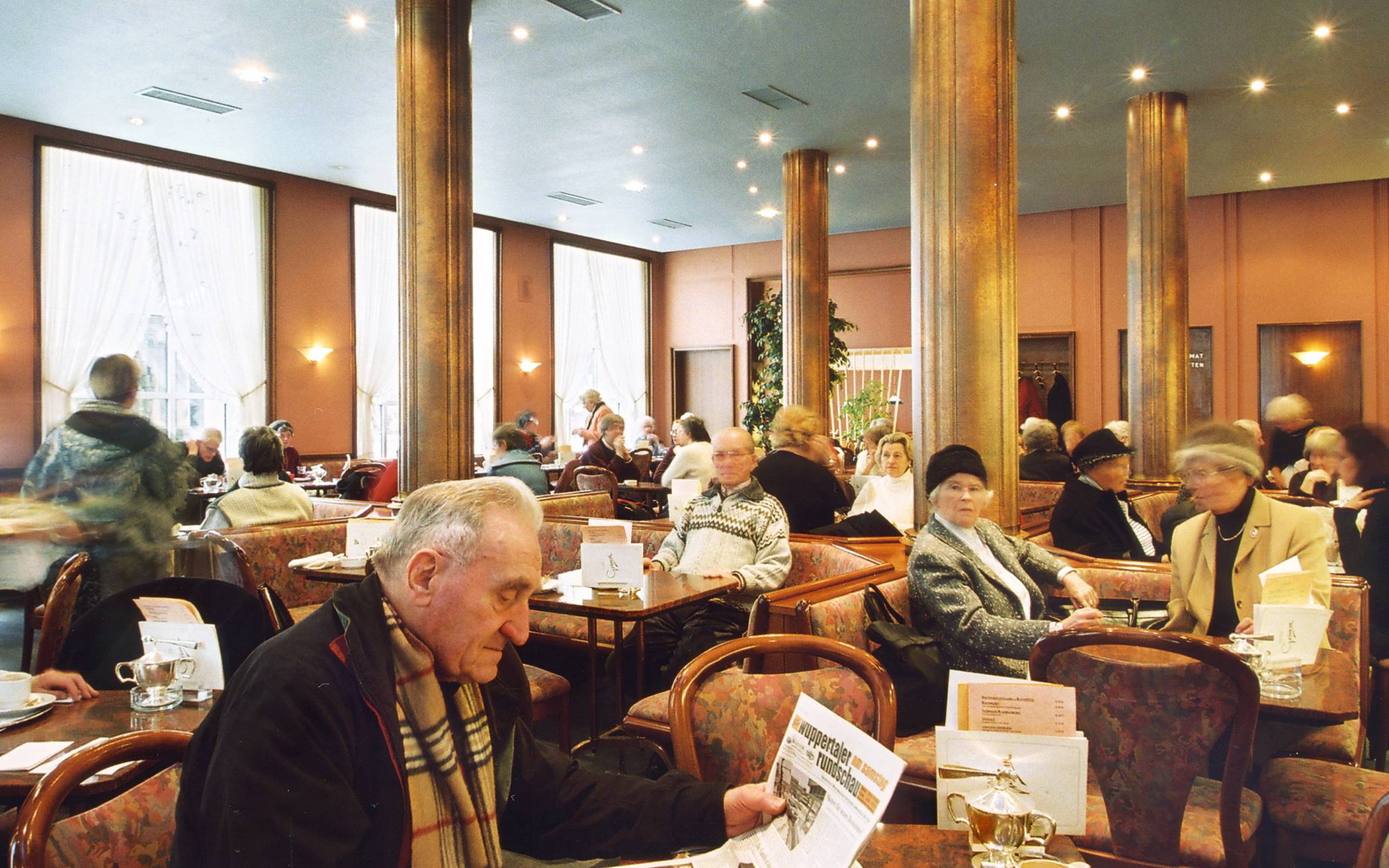  Lang ist es her: Der Innenraum des Café Grimm im Jahr 2004. Das Interieur hatte sich bis zuletzt nicht verändert.&nbsp; 