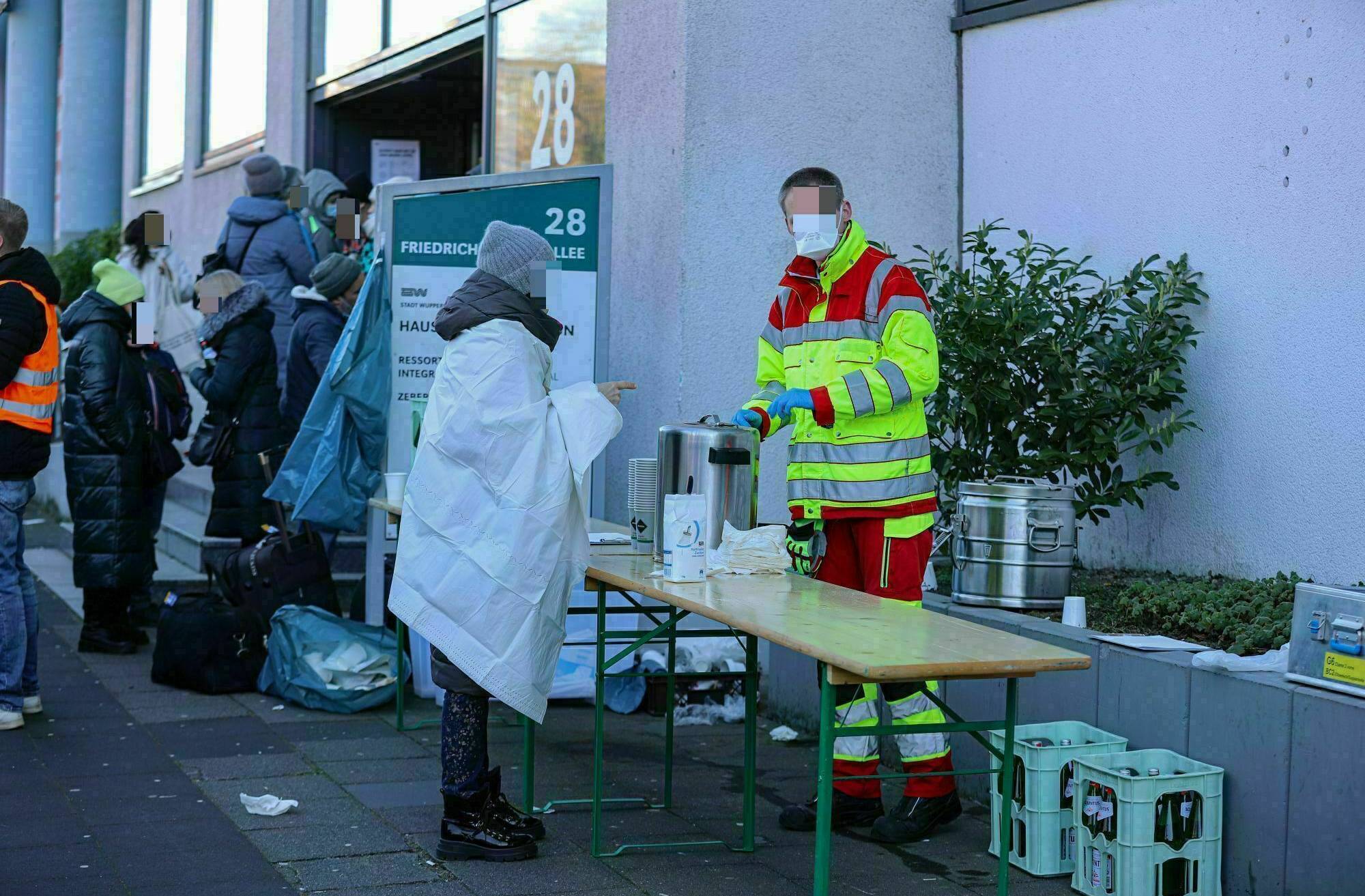  Bei der Registrierung der ersten Ukraine-Flüchtlinge in Wuppertal versorgte Arbeiter-Samariter-Bund die Menschen 