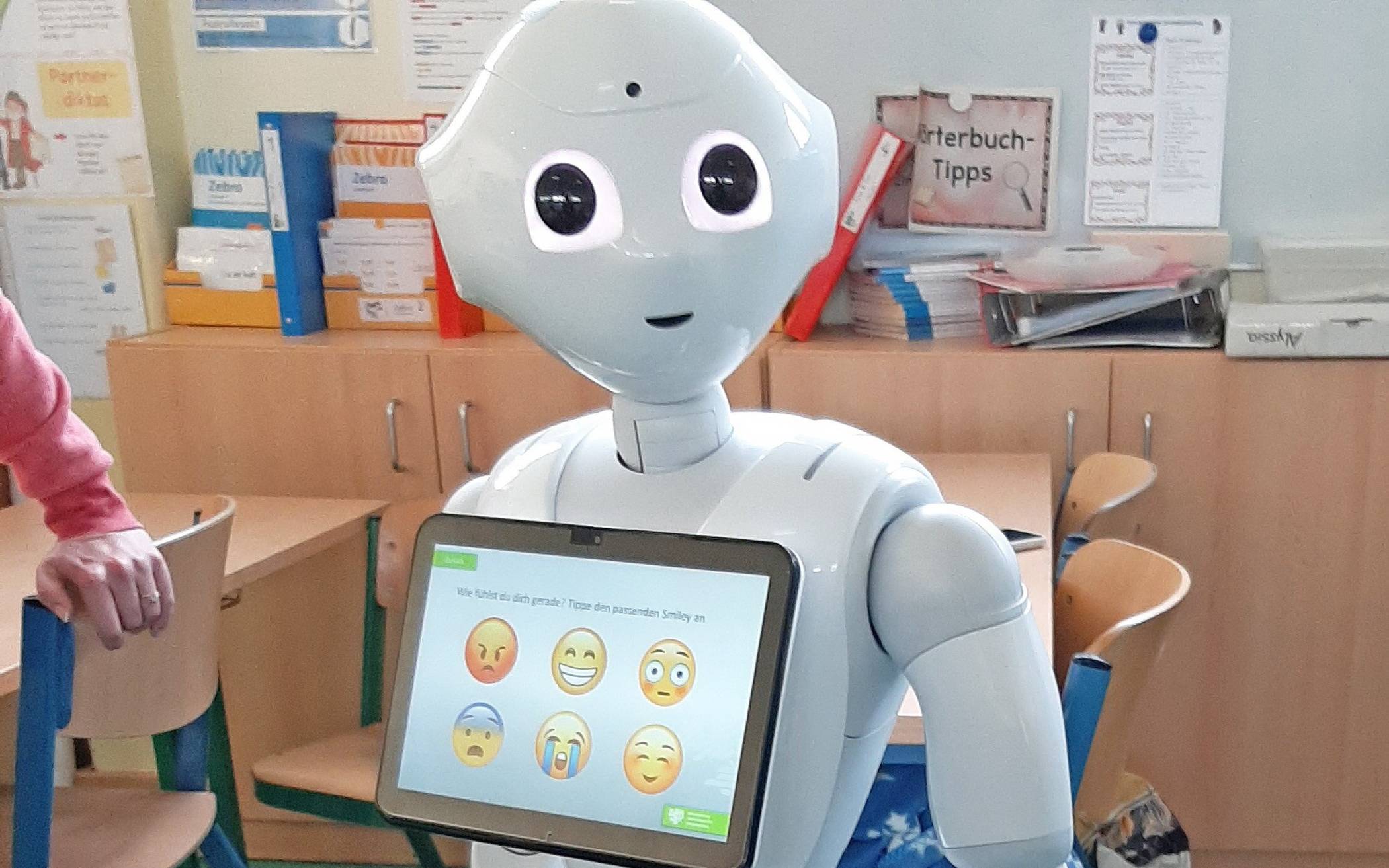  Der soziale Roboter „Pepper“ ist aktuell im Rahmen einer Studie in der Wuppertaler Gemeinschaftsgrundschule Haarhausen im Einsatz. 