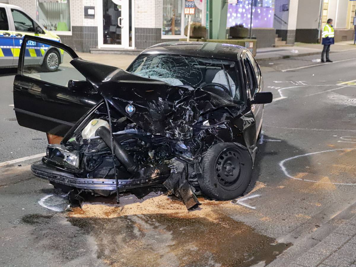 Blechschäden unterhalb der Schwebebahn
