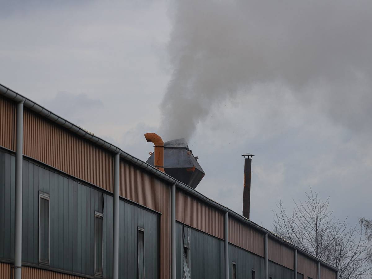 Viel Rauch im Kamin einer Härterei
