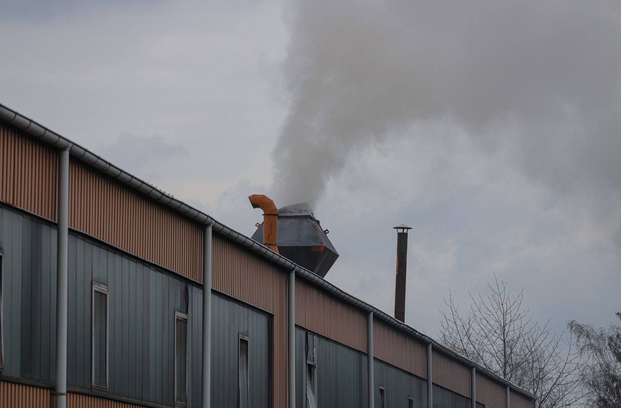 Viel Rauch im Kamin einer Wuppertaler Härterei