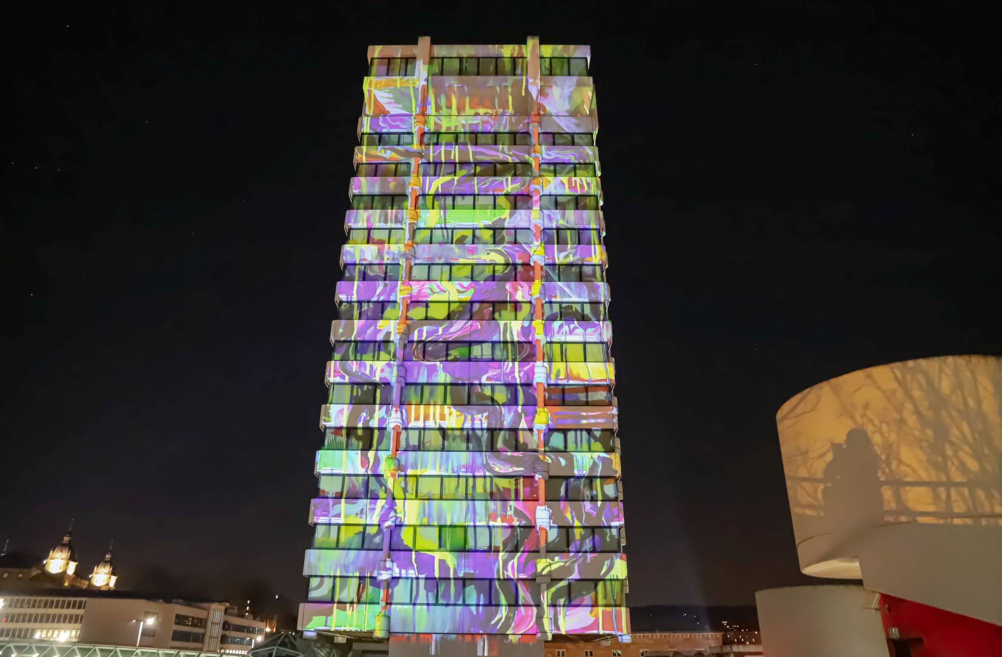 Farbenfroher Sparkassen-Turm