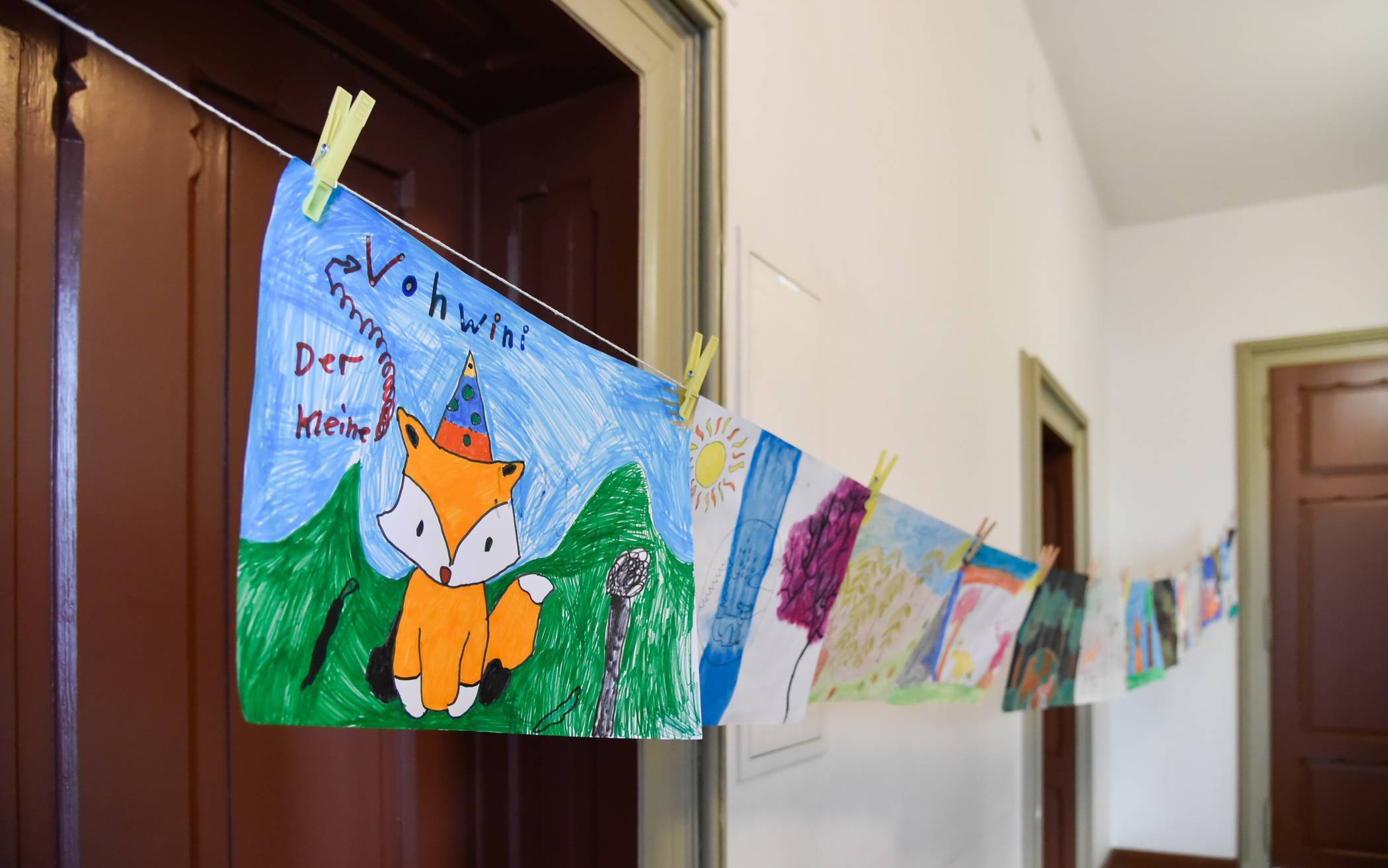 Zur Eröffnungsfeier des Fuchsbaus hingen die gemalten Fuchsbilder im Flur des Rathauses...