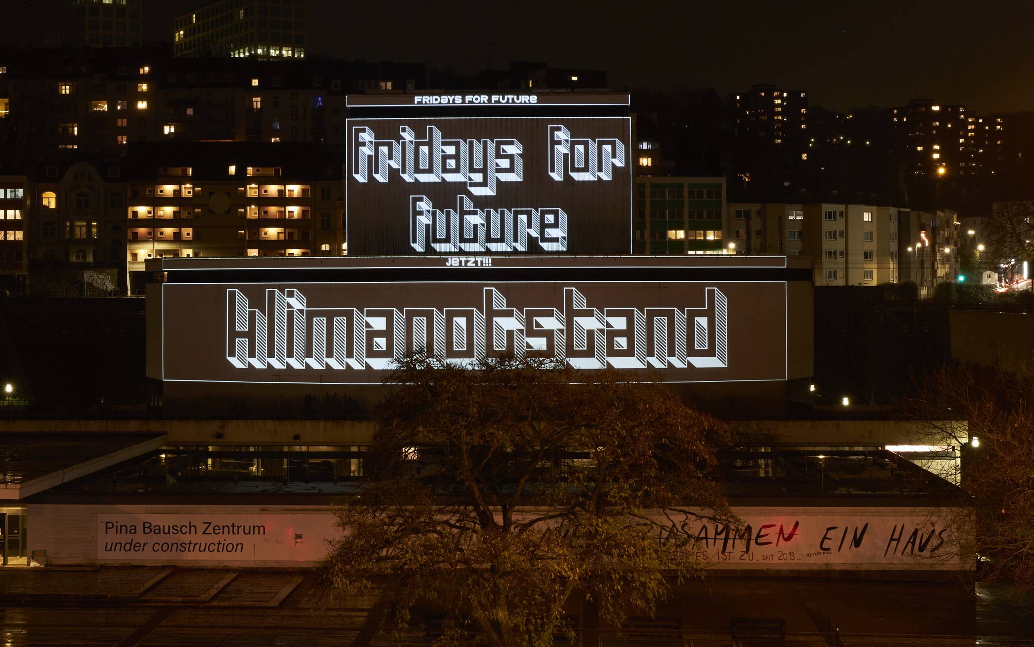  Aktion von Fridays for Future im Dezember 2021 am ehemaligen Wuppertaler Schauspielhaus. 