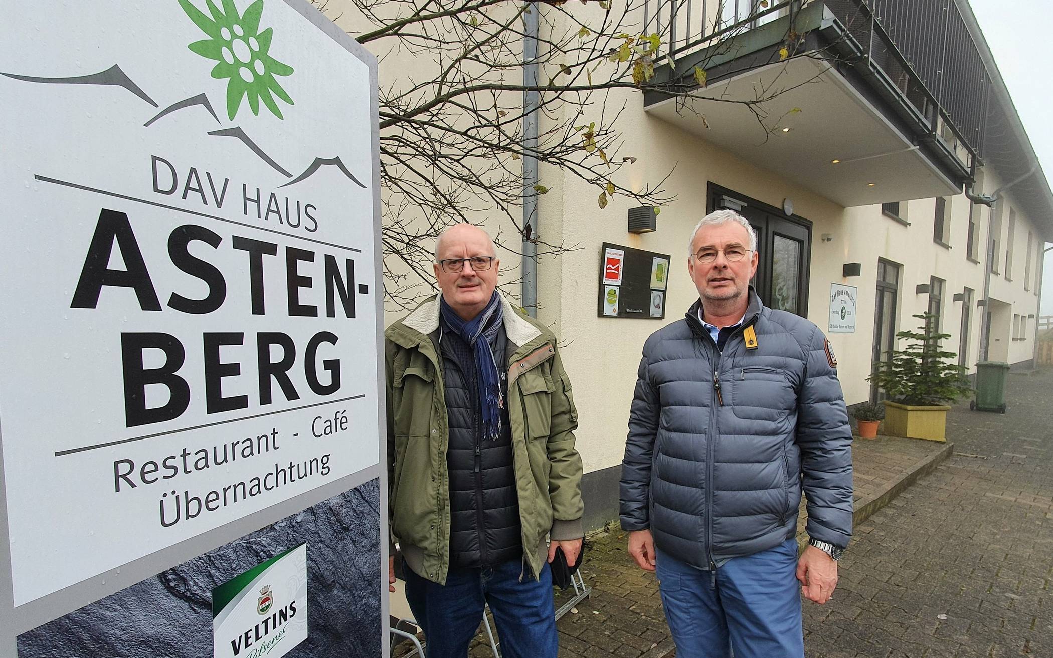  Peter Vorsteher (links) und Peter Bannenberg aus dem Vorstand des Wuppertaler Alpenvereins vor dem neuen DAV-Haus im touristischen Herzen des Sauerlandes. 