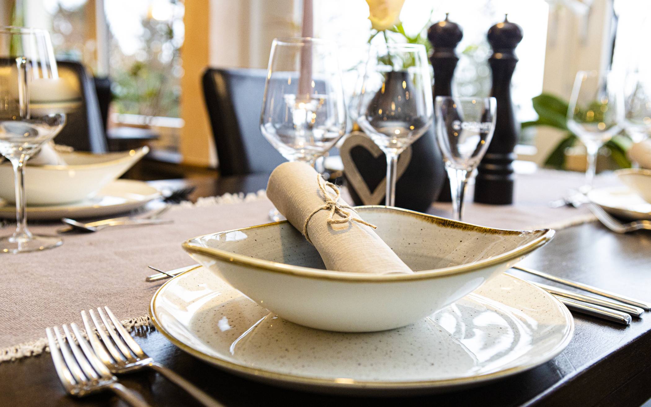 Hüttenzauber mit kulinarischem Niveau verspricht das Resataurant im Haus Astenberg...