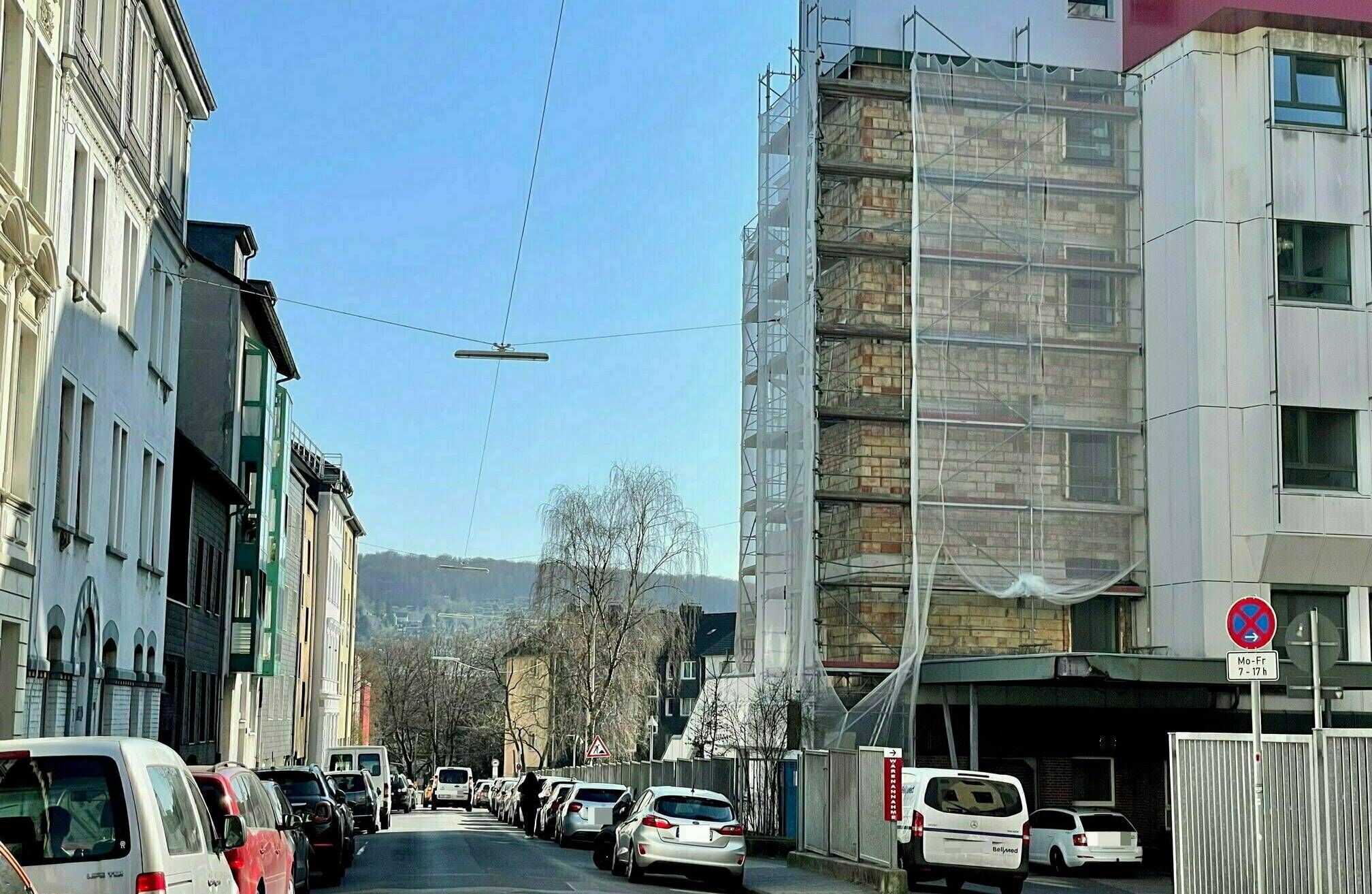 Bauarbeiten an der Rückfassade des Petrus-Krankenhauses