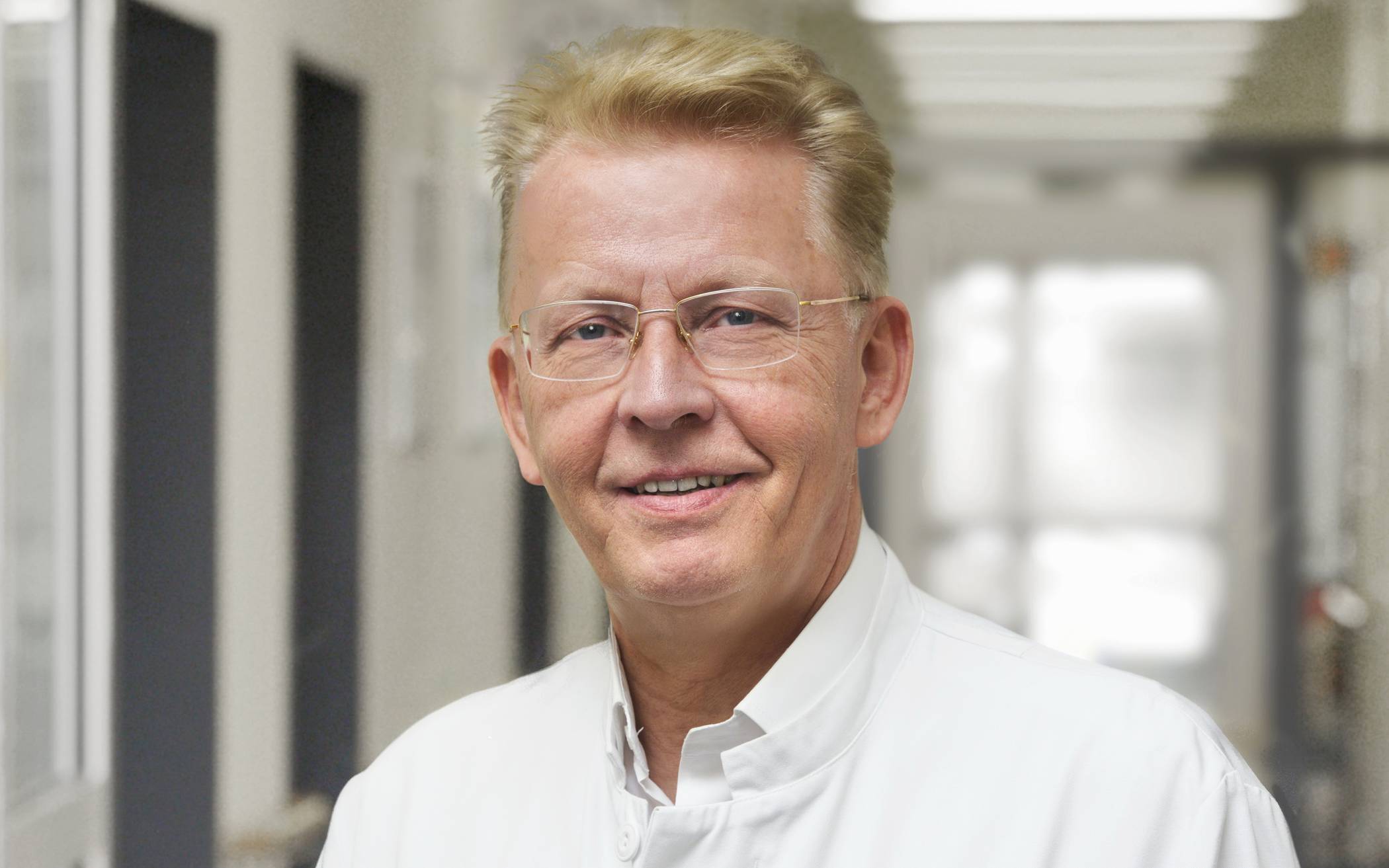  Prof. Dr. med. Kurt Rasche, Direktor der Klinik für Pneumologie, Allergologie, Schlaf- und Beatmungsmedizin am Helios Universitätsklinikum Wuppertal. 