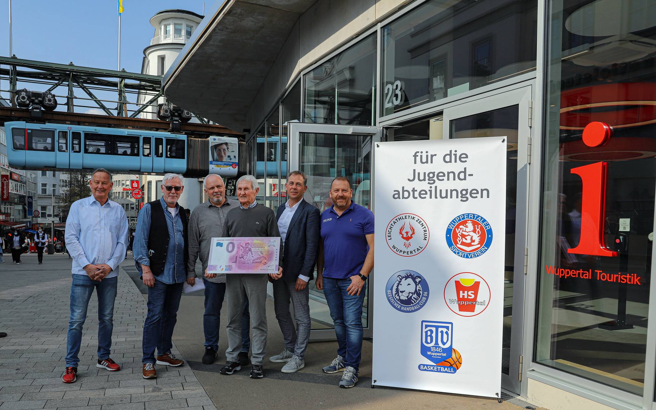  Von li.: Uwe Meurer, Klaus-Peter Frühauf, Jörg Wolff (alle Sportstadt-Vorstand), Günter Pröpper, Martin Bang (Wuppertal Marketing) und Jörg Barth (Sportstadt-Vorstand SW). 