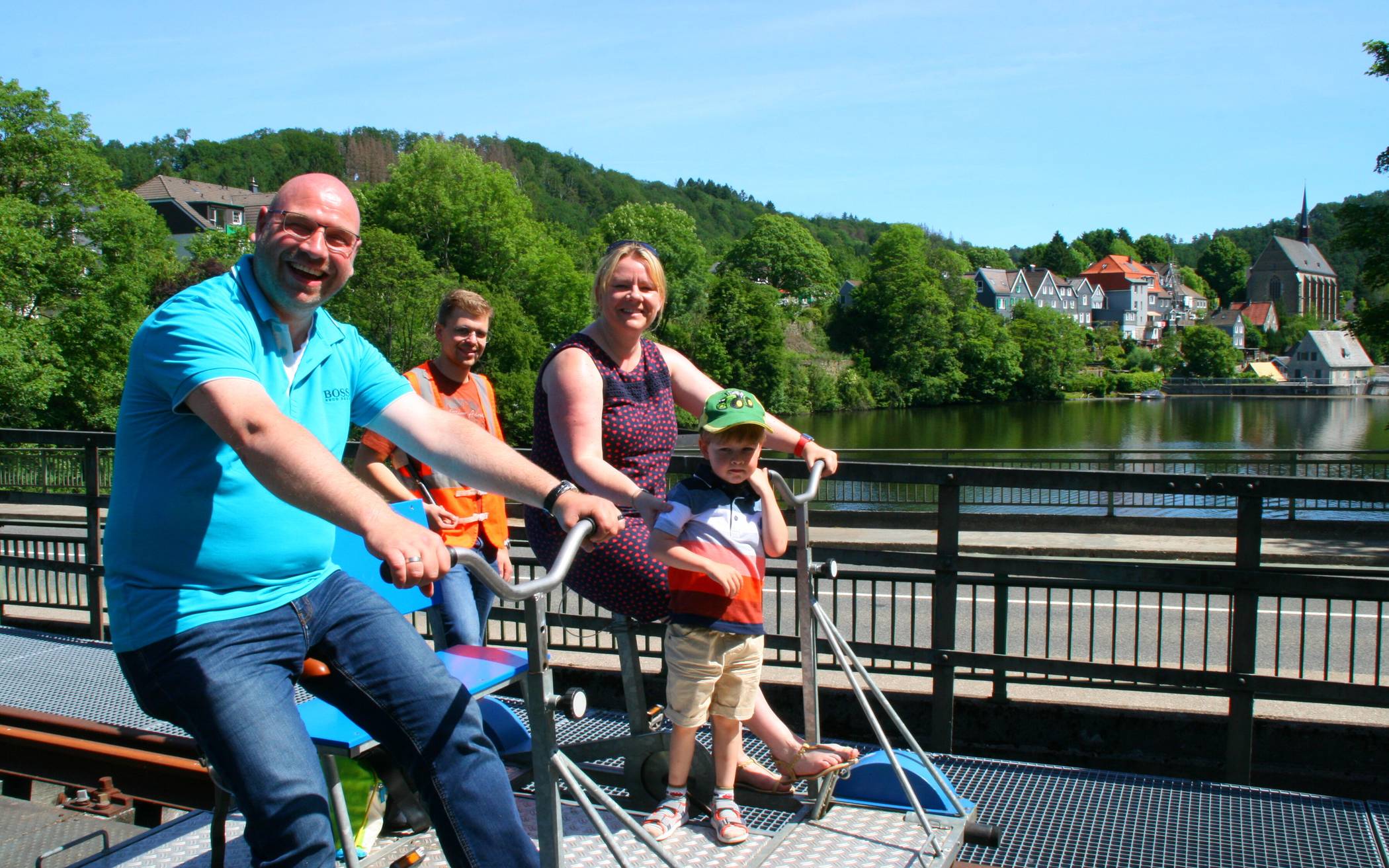  Familienausflug unter Aufsicht des Wuppertrail-Vorsitzenden Dennis Jaroschek (mit Warnweste) mit Start am Beyenburger Stausee. 