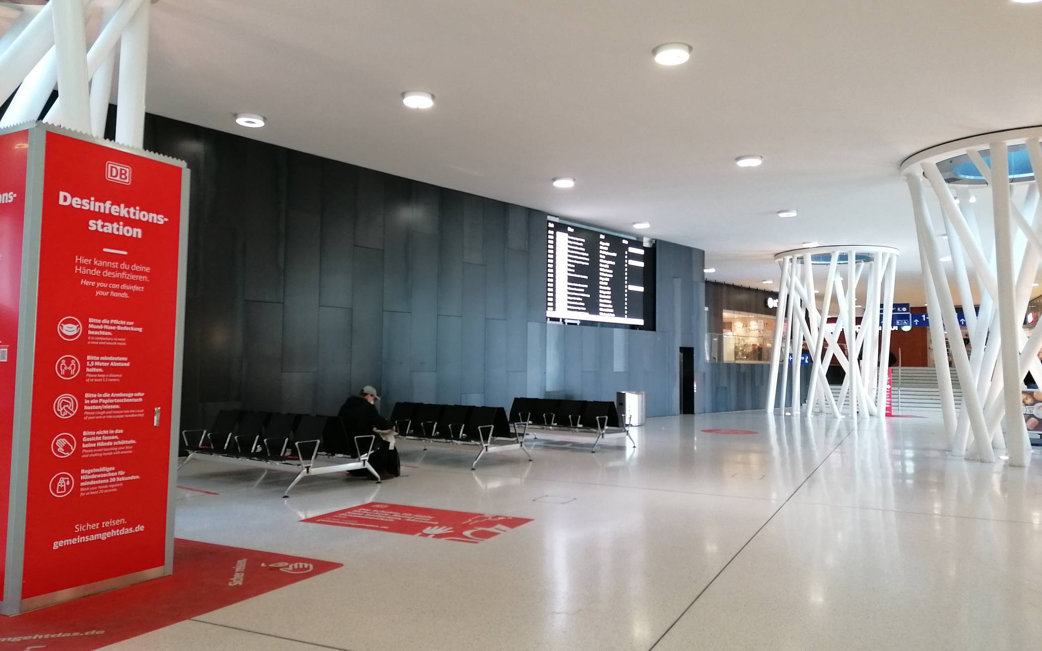 Die Halle des Wuppertaler Hauptbahnhofs.