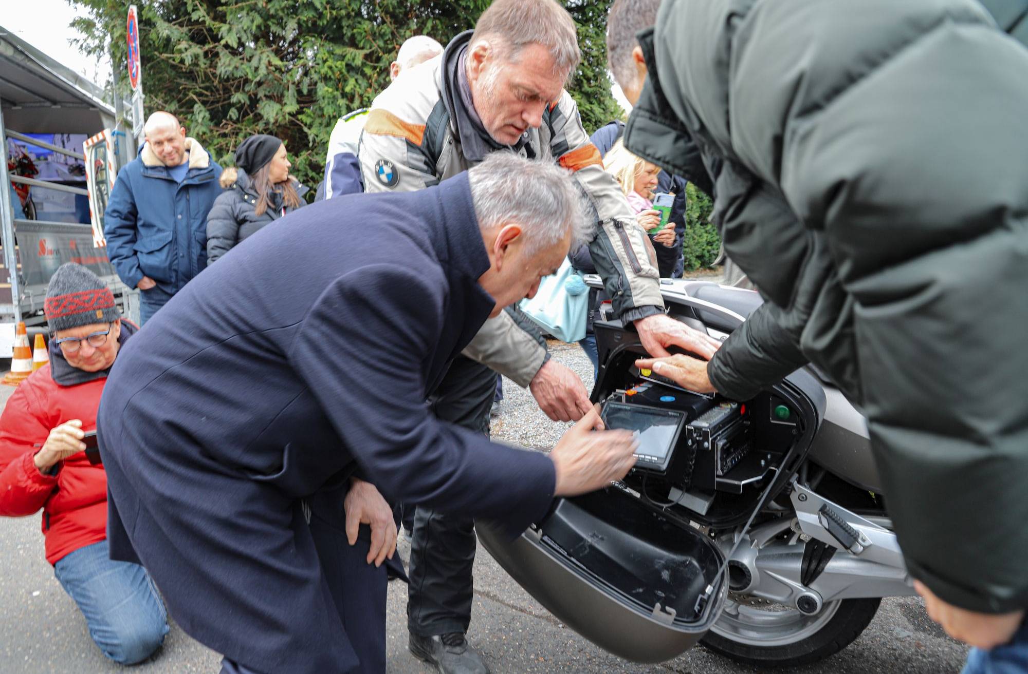  Minister Herbert Reul vor dem „Café Hubraum“.am Video-Motorrad der Polizei. 