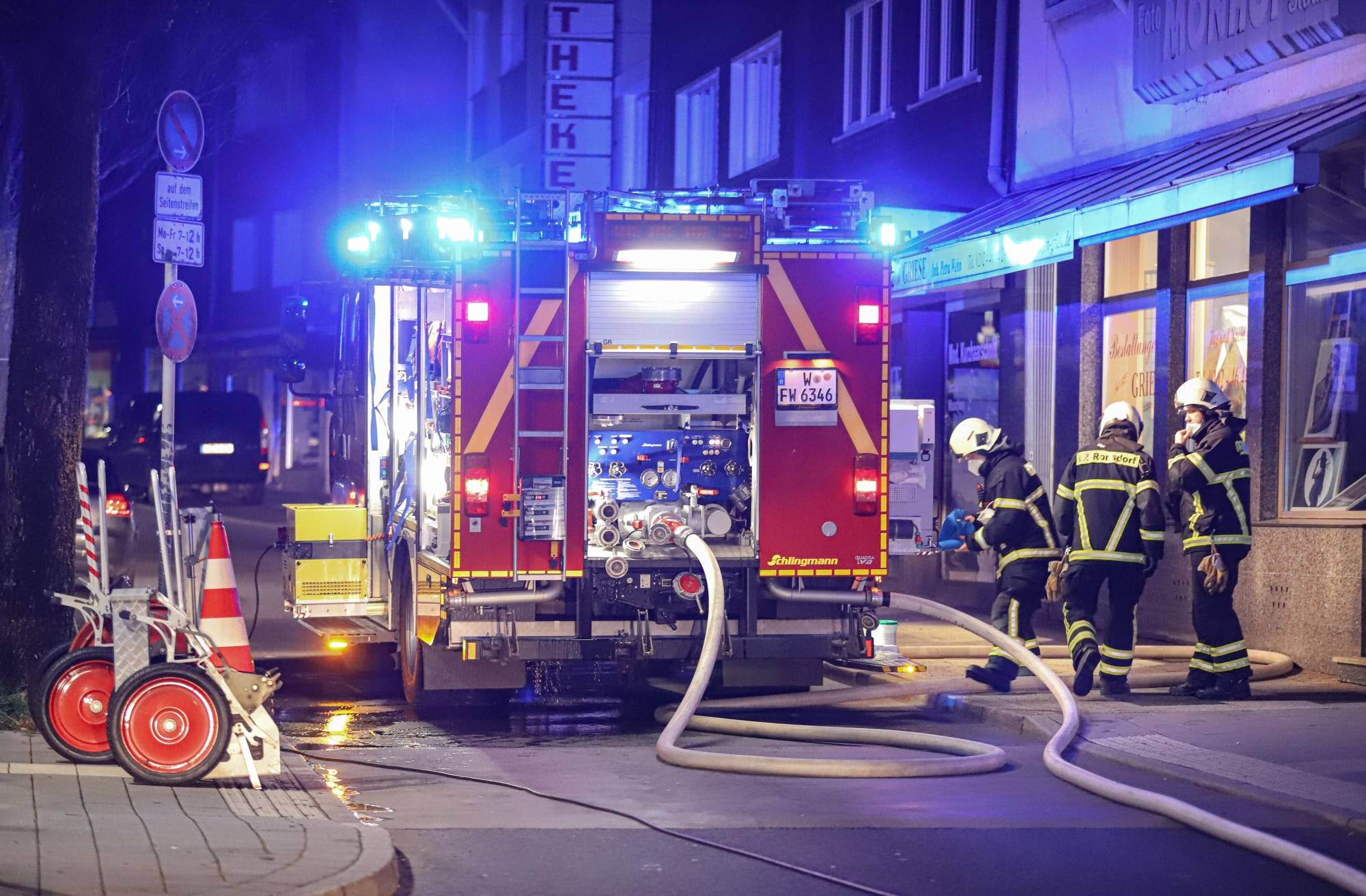 Brandrauch zieht in Bäckerei in Wuppertal-Ronsdorf