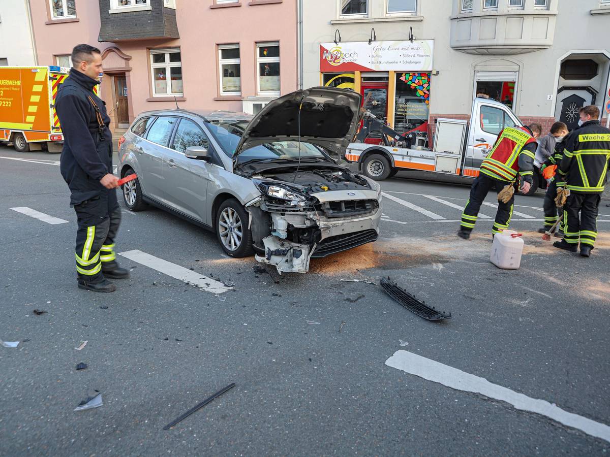 Zwei Verletzte und zwei kaputte Autos
