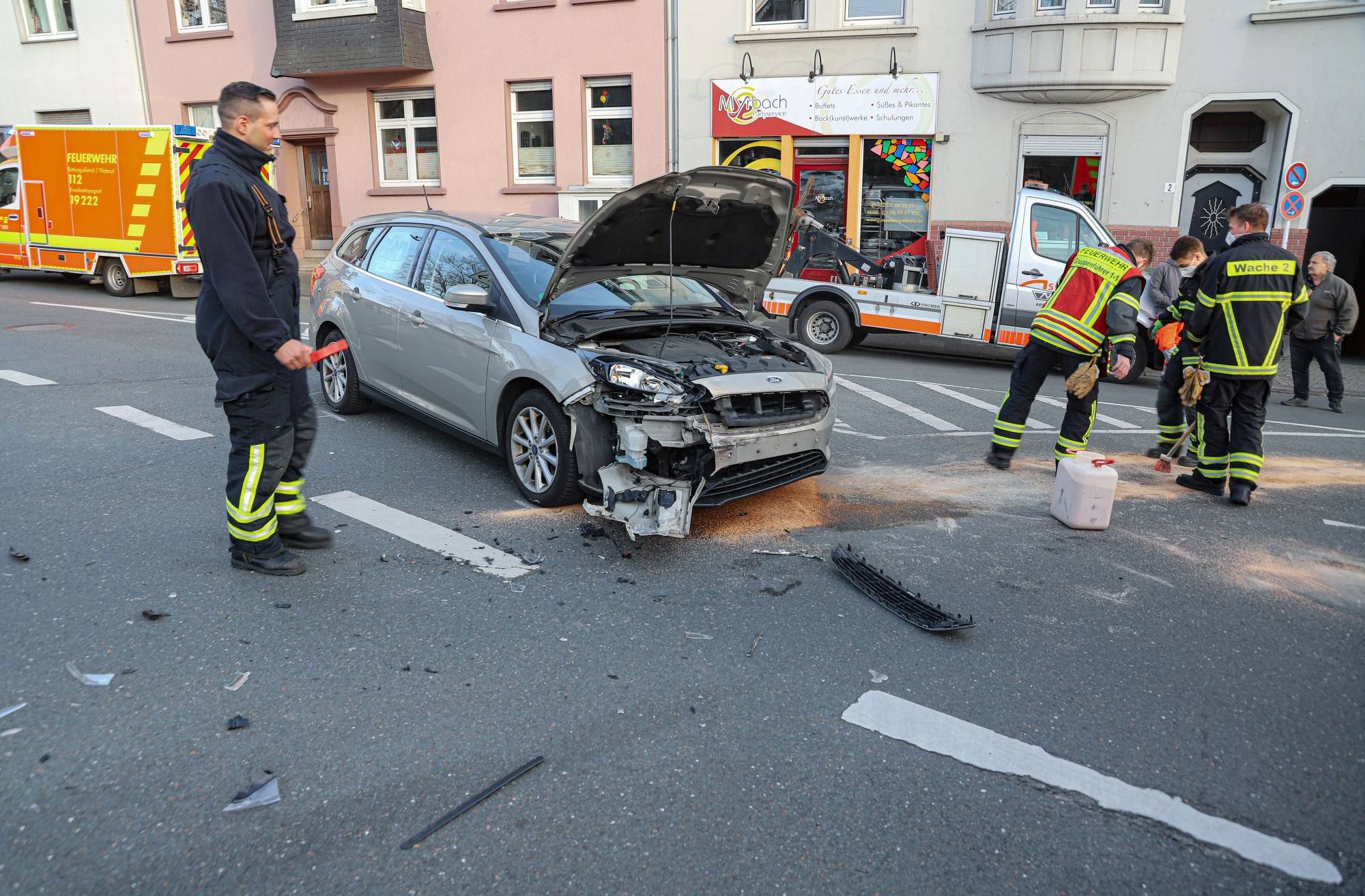 Zwei Verletzte und zwei kaputte Autos in Wuppertal-Nächstebreck