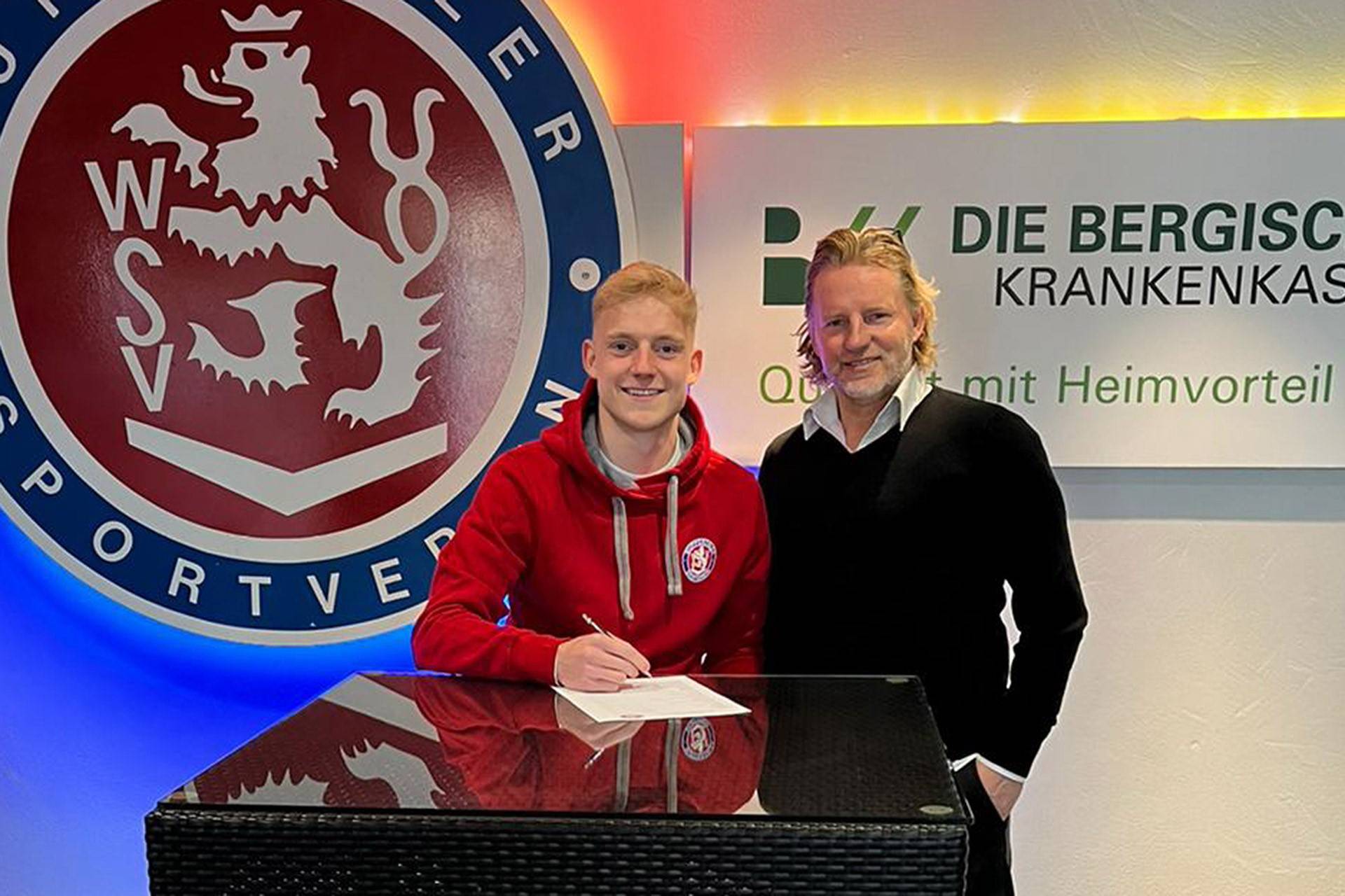  Tobias Peitz (li.) bei der Unterschrift mit Sportchef Stephan Küsters. 