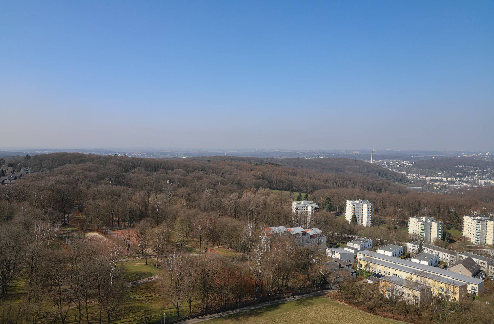  Blick vom Fernsehturm auf Küllenhahn über die Landschaft. 