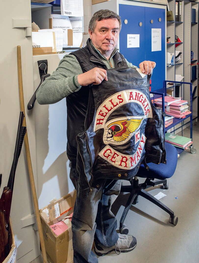 Rocker-Kutte und zweistöckige Lagerflächen unter anderem für die Bestandteile...
