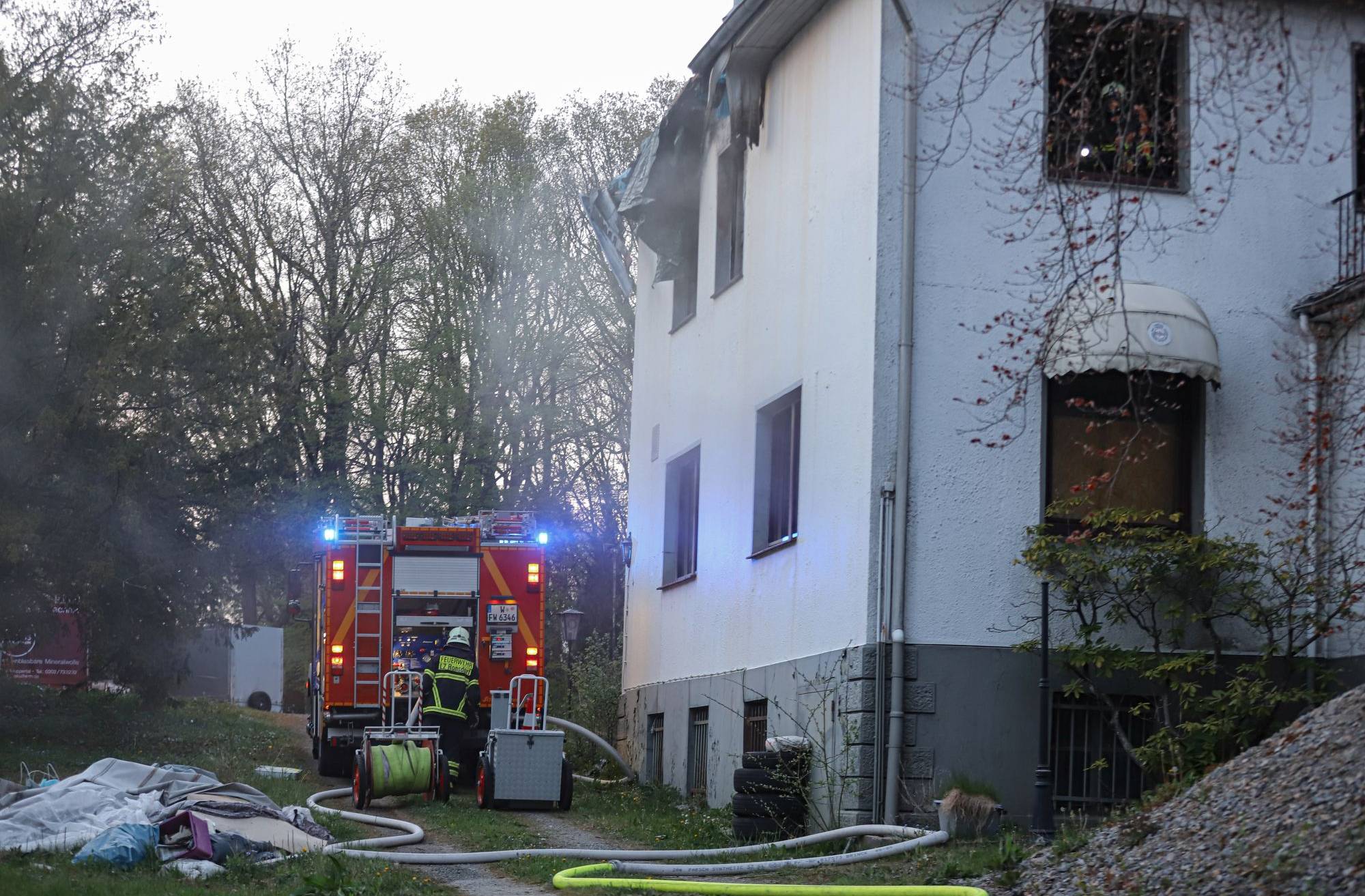 Feuerwehr-Einsatz an und in Wuppertaler Ex-Hotel