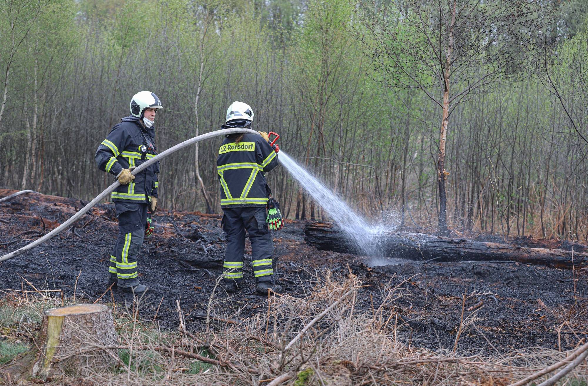 Feuerwehr löscht Brand in Ronsdorf