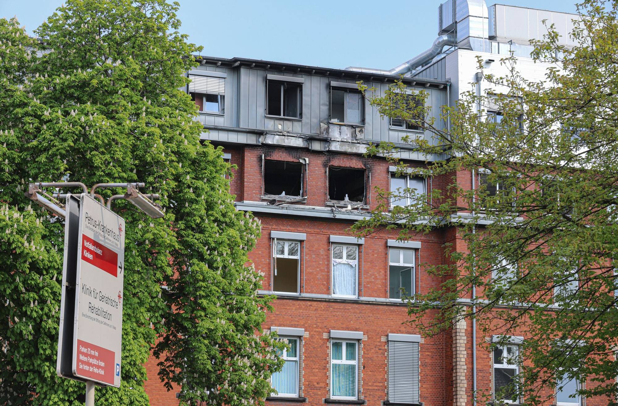  Das Petrus-Krankenhaus an der Carnaper Straße. Die Auswirkungen des Brandes sind deutlich zu sehen. 