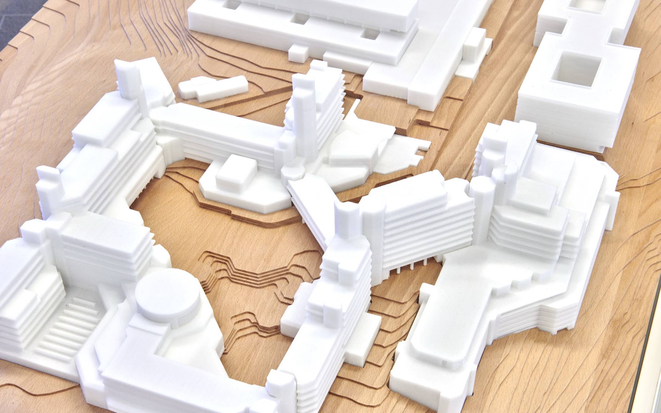  Das Modell besteht aus einer aus Massivholz gefrästen Landschaft sowie aus hochwertigem Kunststoff gefertigten Gebäuden, die aus dem 3D-Drucker kommen. 