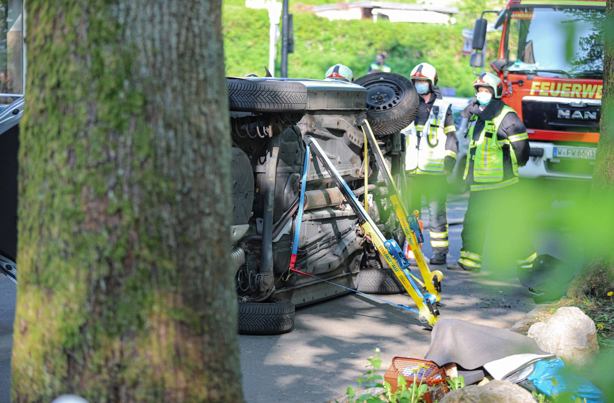 Auto prallt in Wuppertal gegen Baum und kippt auf Seite