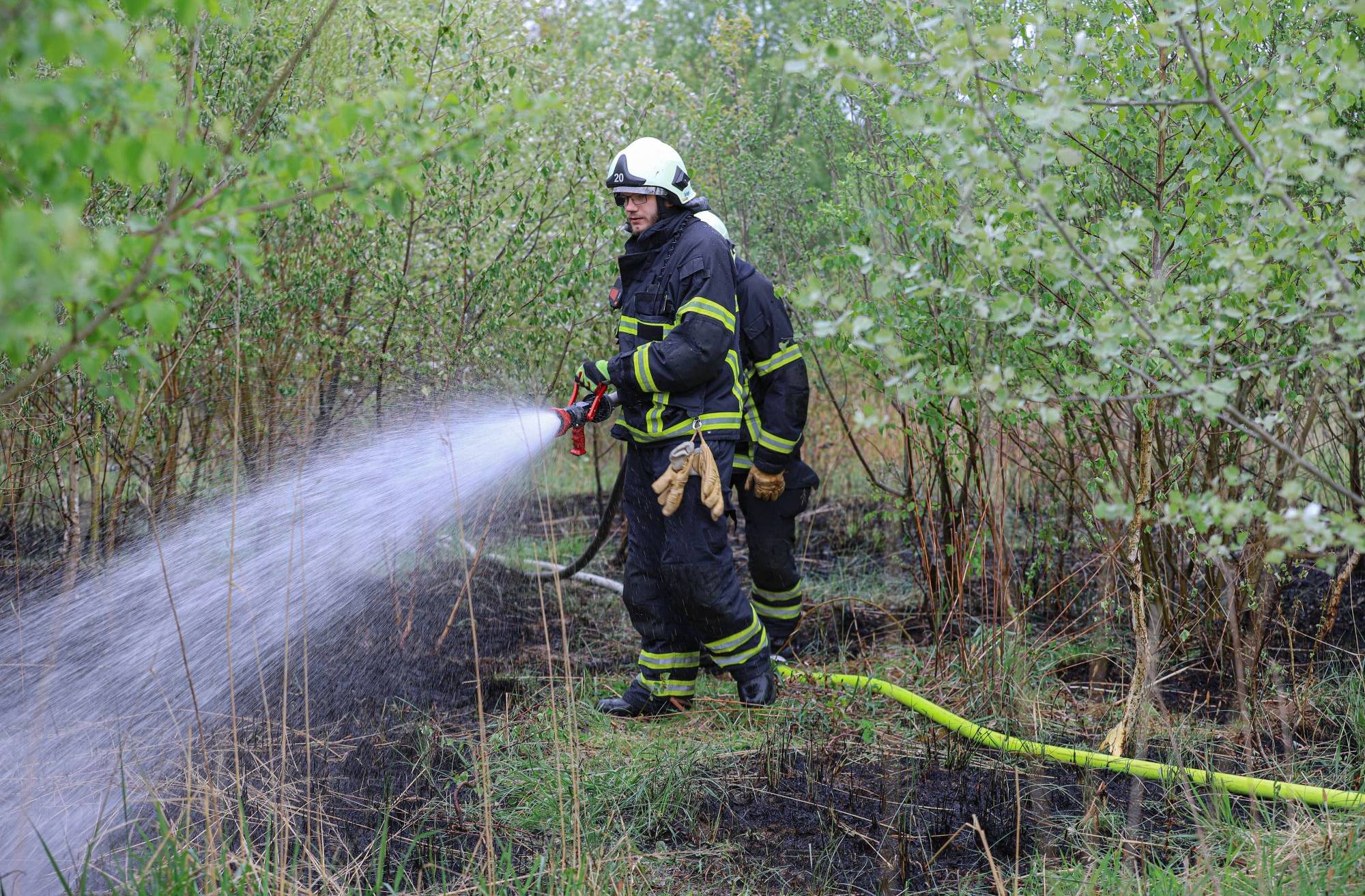 Feuerwehr löscht Wiesenbrand in Wuppertal-Vohwinkel