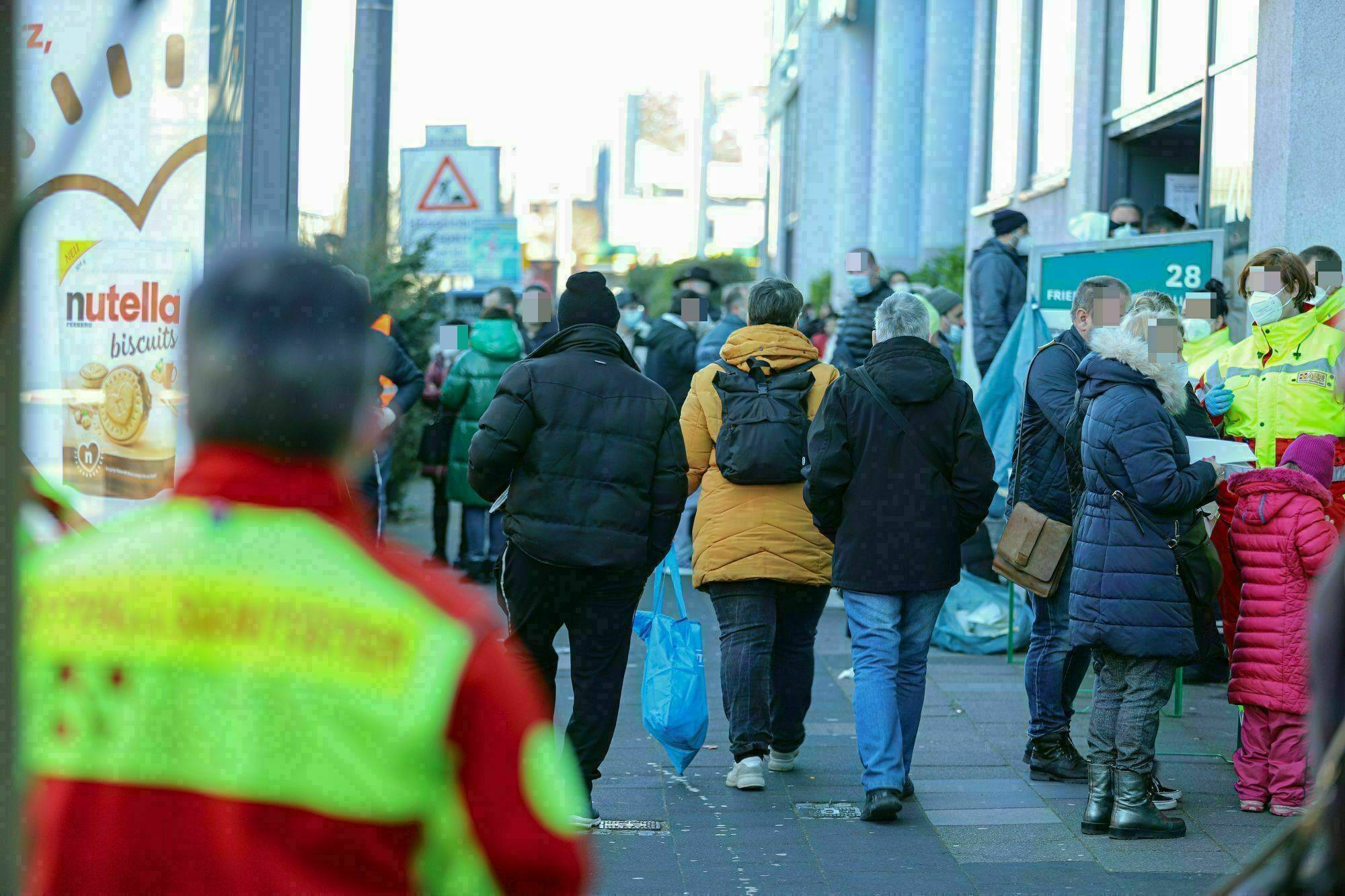  Der Eingangsbereich des Hauses der Integration an der B 7 an dem Tag, als sich die ersten Geflüchteten aus der Ukraine haben registrieren lassen. 