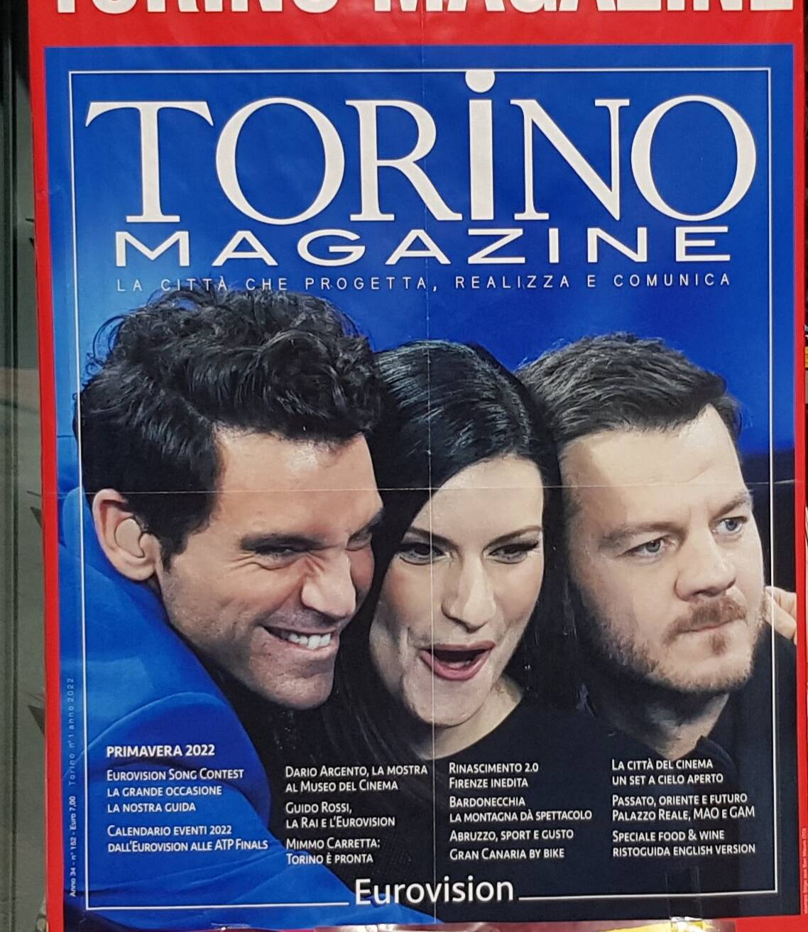  Ein Plakat mit der Titelseite des „Torino Magazine“ an einer Metrostation, das die Moderatorin und die Moderatoren des ESC 2022 zeigt  