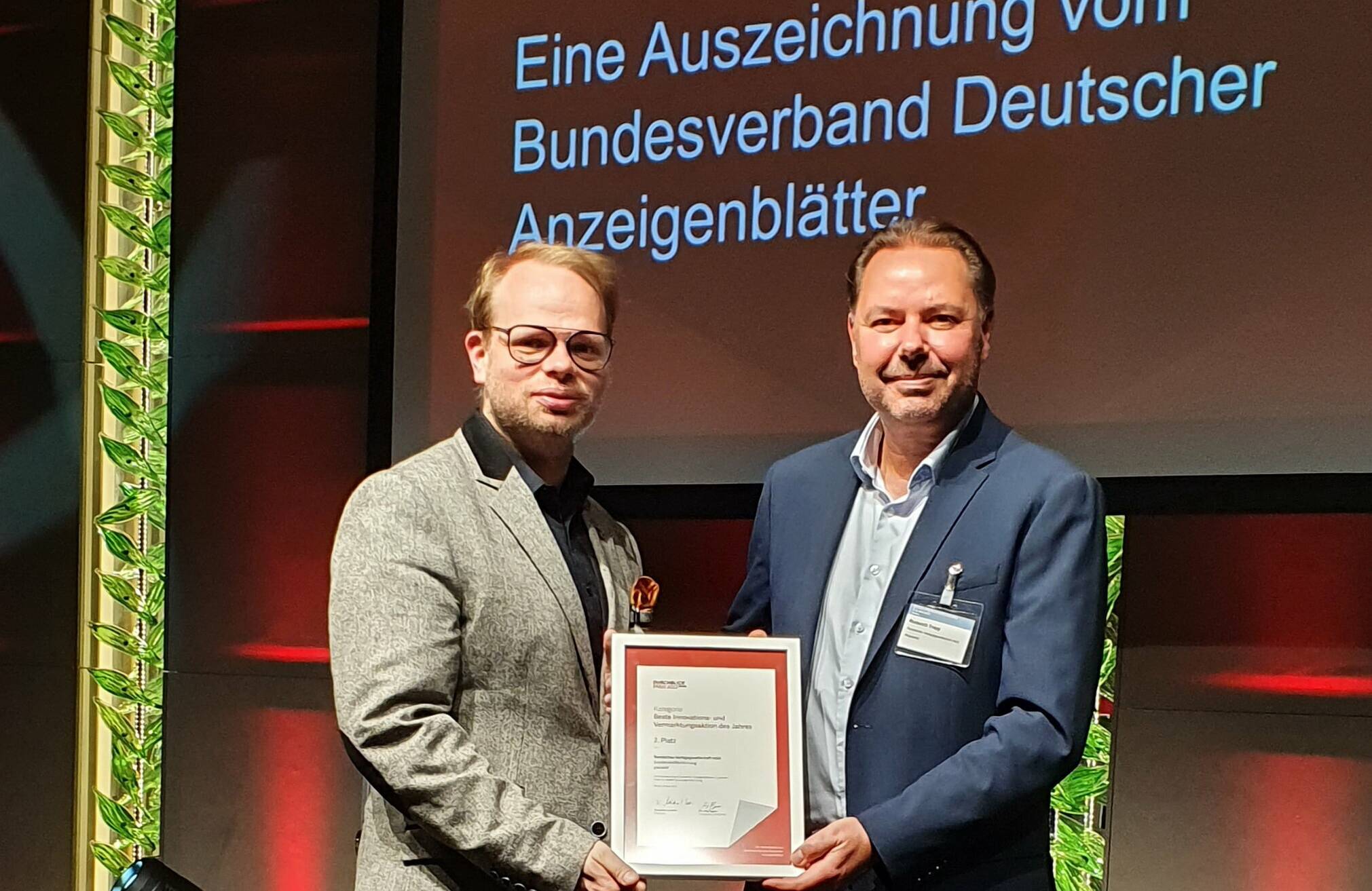  Zweiter Platz beim „Durchblick“-Preis 2022 des BVDA: Der Wuppertaler SPD-Bundestagsabgeordnete Helge Lindh (li.) gratuliert Roderich Trapp (Wuppertaler Rundschau). 