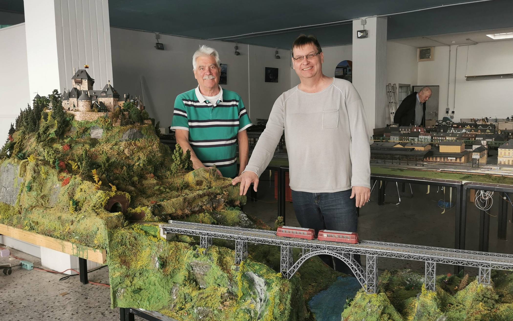  Stephan Volter (re.) und Peter van Putten mit dem neuesten Bauabschnitt, dem „Bergischen Modell“. 